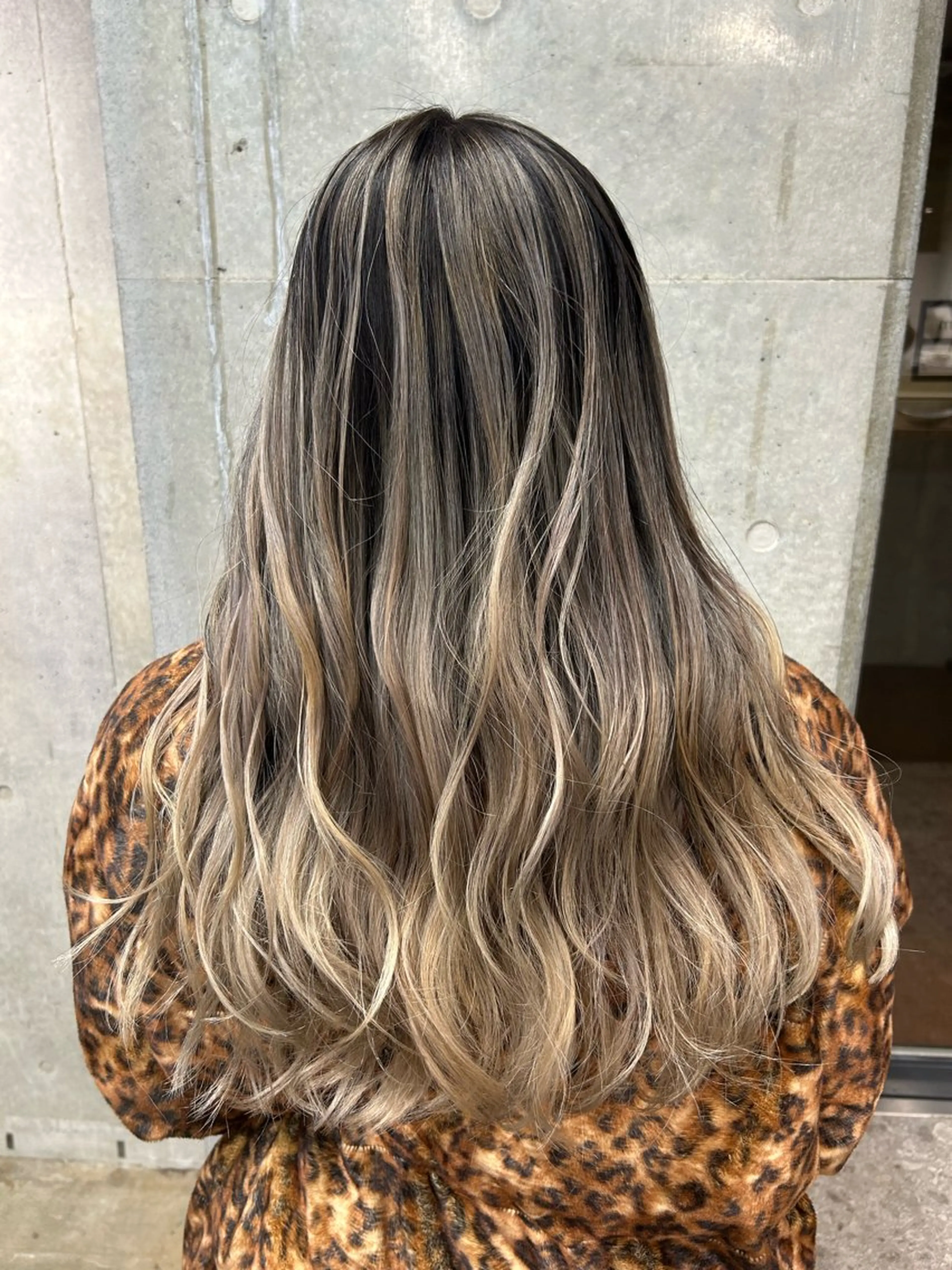 ロング カラー バレイヤージュ シルバー レイヤーカット ヘアカラー 🍎ダブルカラー 🍎KUREA🍎のヘアスタイル