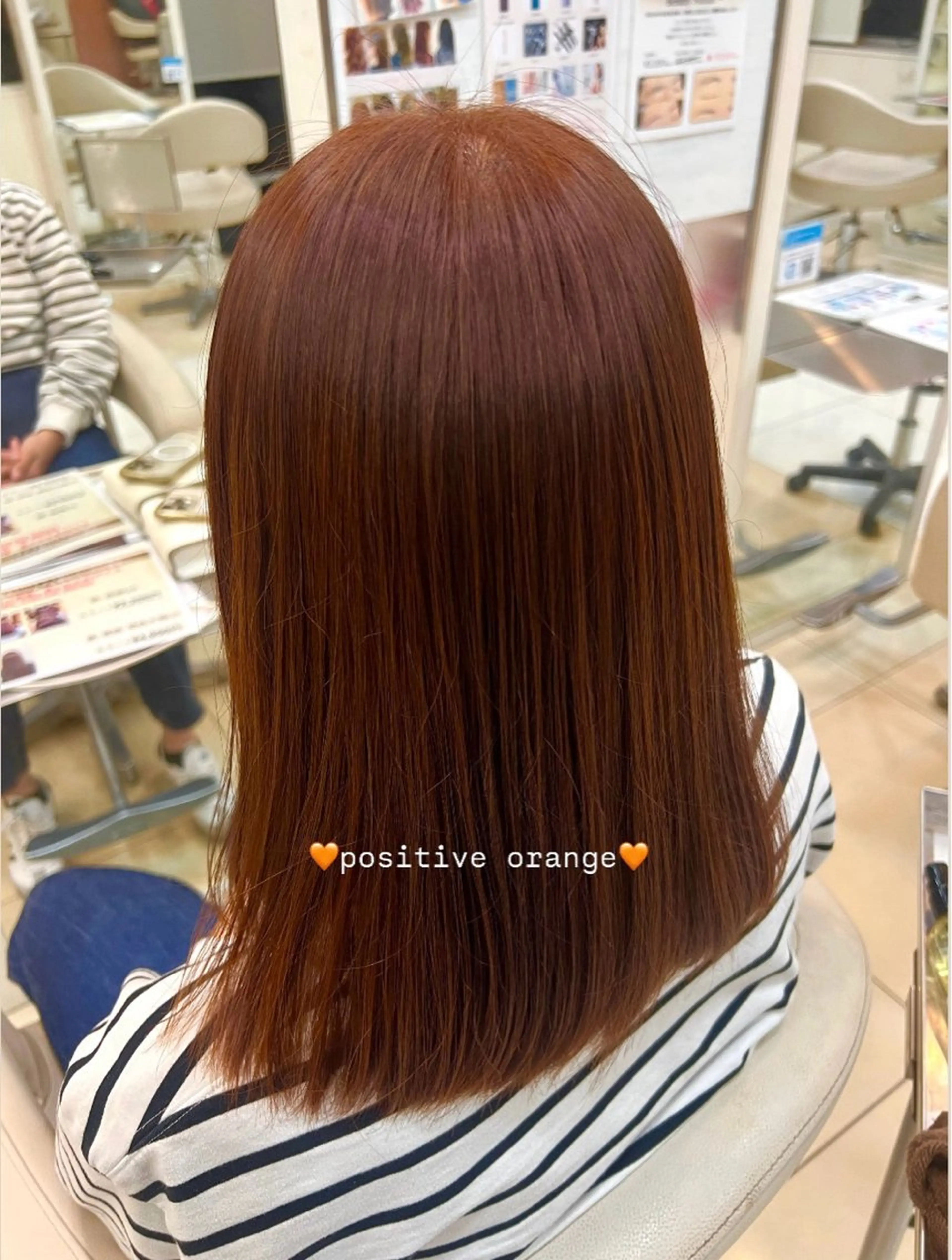 セミロング カラー ブリーチ ブリーチなしカラー オレンジ 友田 未来のヘアスタイル