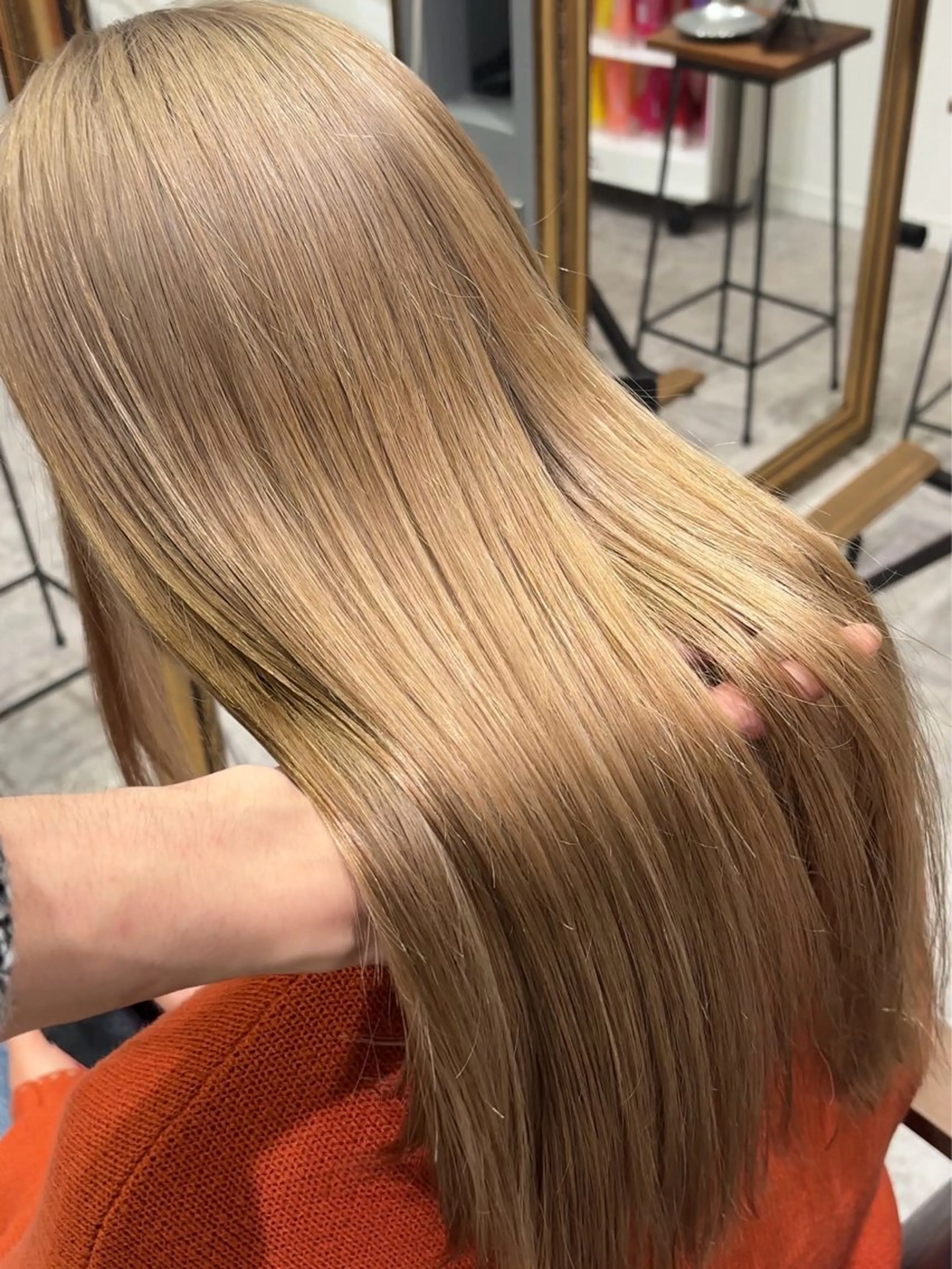 ロング カラー カット ヘアカラー トリートメント ブロンド、ベージュ✨ ボブカット🫧のヘアスタイル