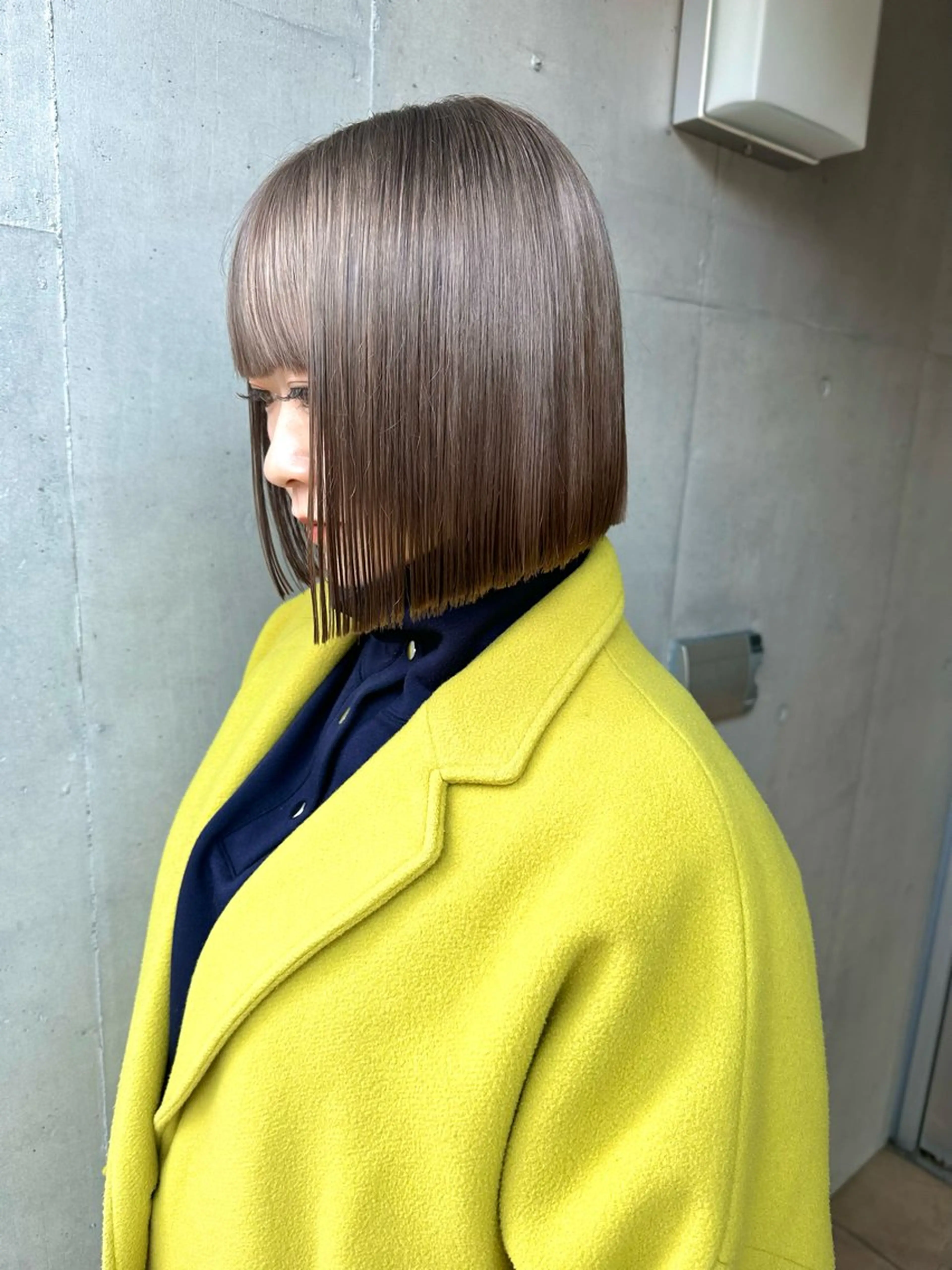 ミディアム カラー 切りっぱなしボブ ベージュカラー グレージュ ラベンダーカラー ラベンダーグレージュ カット ヘアカラー トリートメント ARCANAブリーチ レイヤーカット/原宿のヘアスタイル