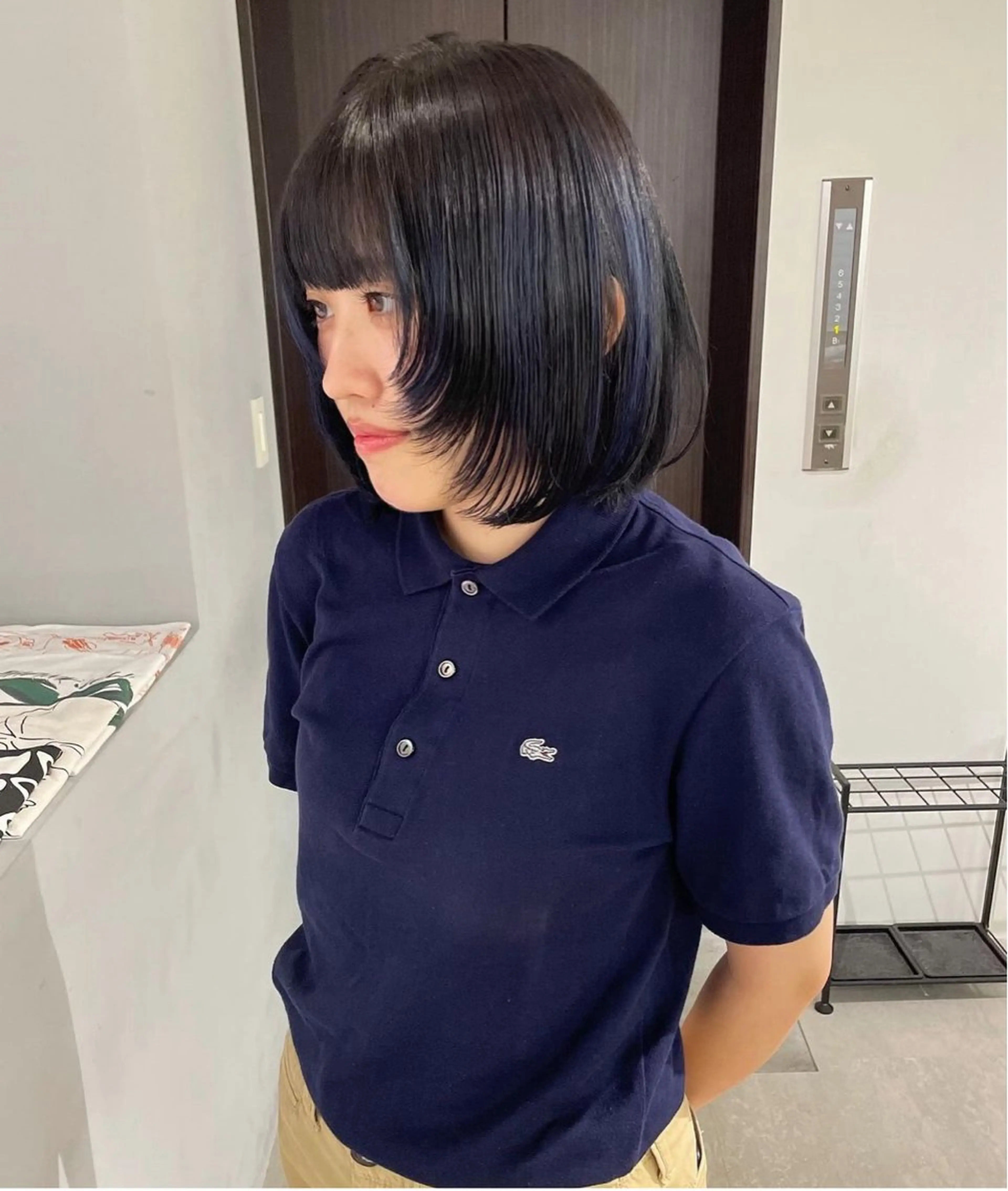 ショート カラー ボブレイヤー 黒髪 ブルーカラー ブルーブラック デザインカラー カット ヘアカラー トリートメント MIU/ルーツカラー 顔まわりレイヤーのヘアスタイル