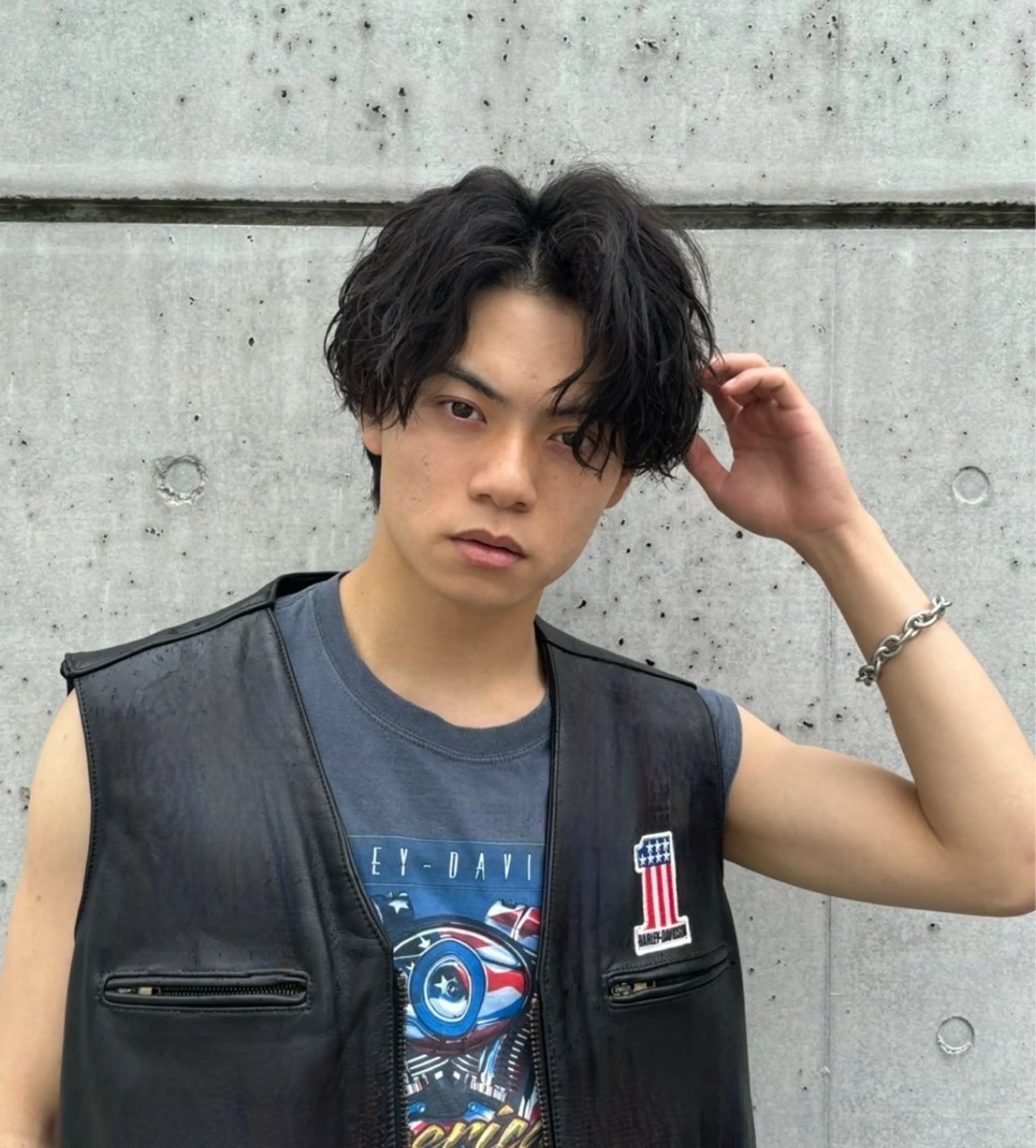 ミディアム メンズ ミディアムパーマ センターパート メンズパーマ 岩井 虎大郎のヘアスタイル