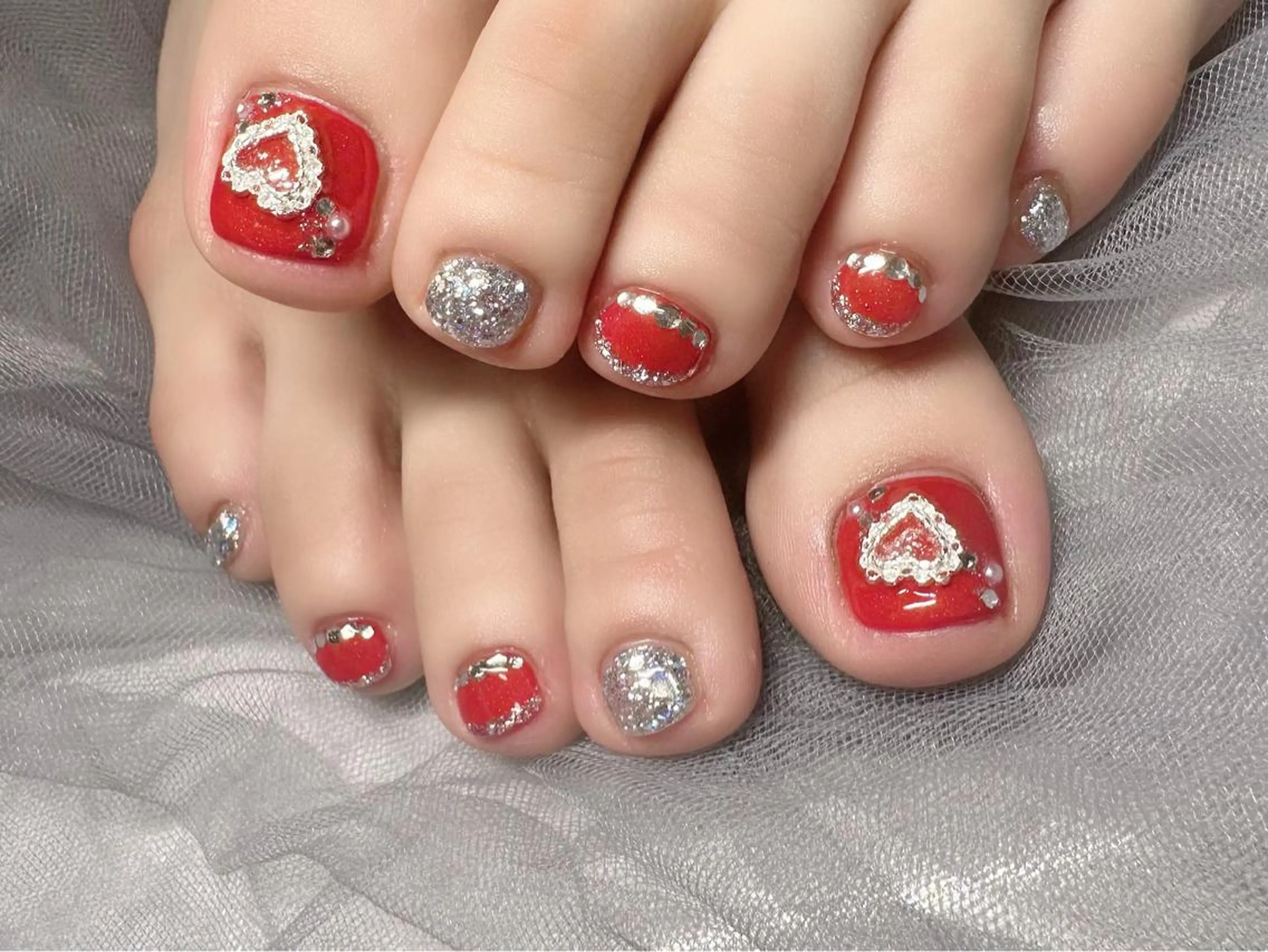 ネイル 赤色 シルバー フットネイル KURELLY所属・Nail Salon KURELLYのネイルデザイン