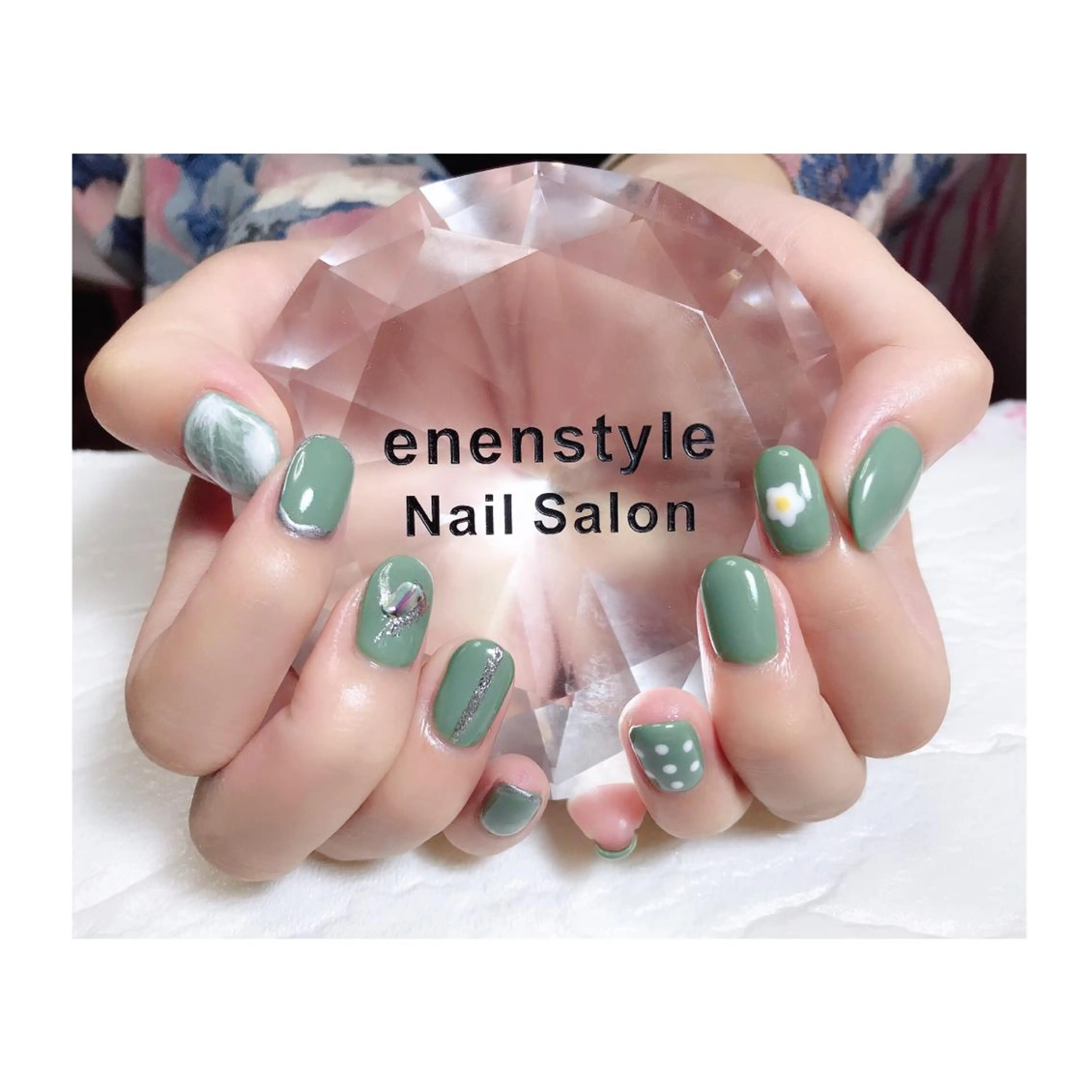 ショート ネイル ジェルネイル グリーン ニュアンスネイル オフィスネイル シンプルネイル ハンドネイル 👑enen style👑のネイルデザイン