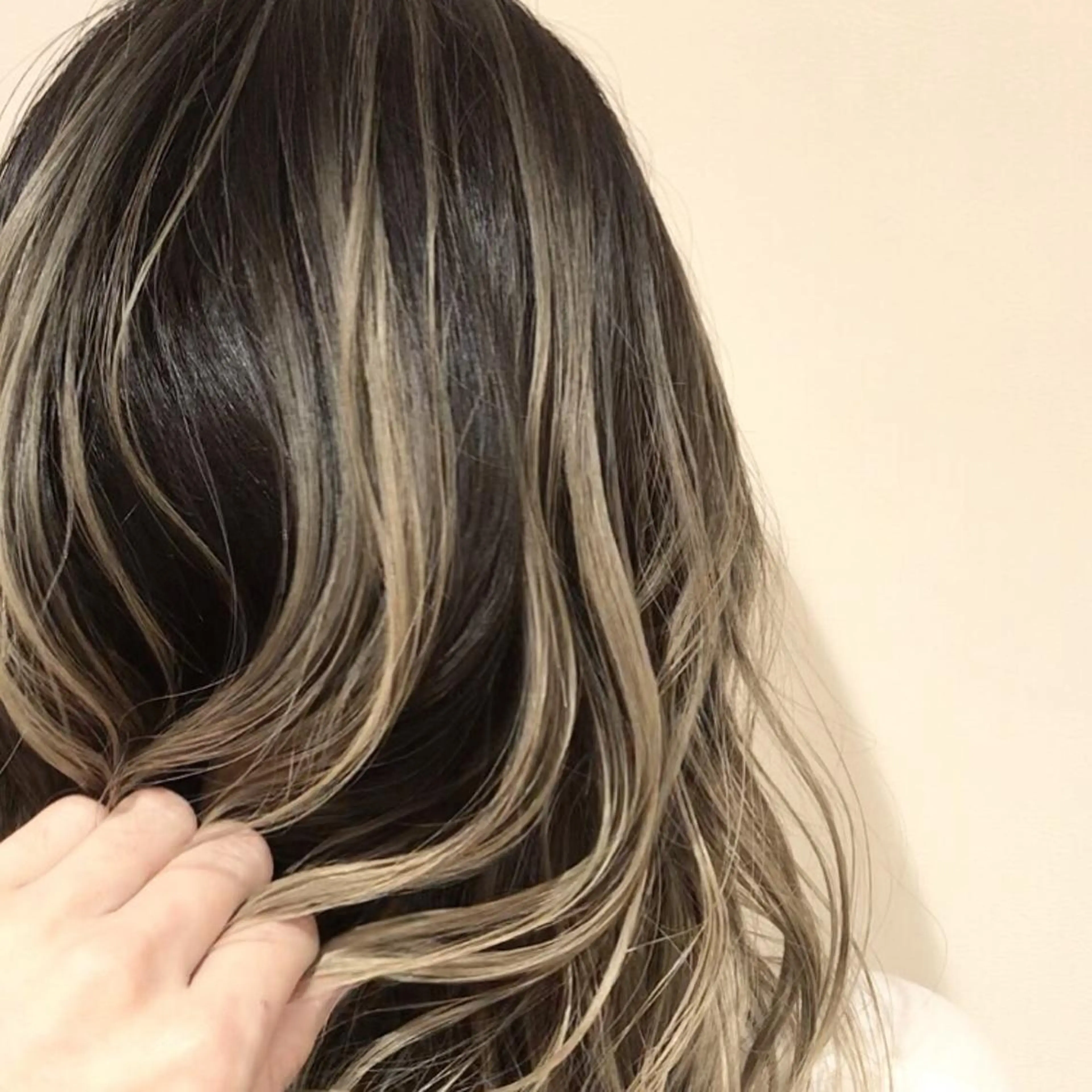 ミディアム カラー アッシュ アッシュグレー アッシュグレージュ バレイヤージュ ブリーチ AMI Hair  supply所属・髪質改善カラー 韓国風レイヤーのヘアスタイル