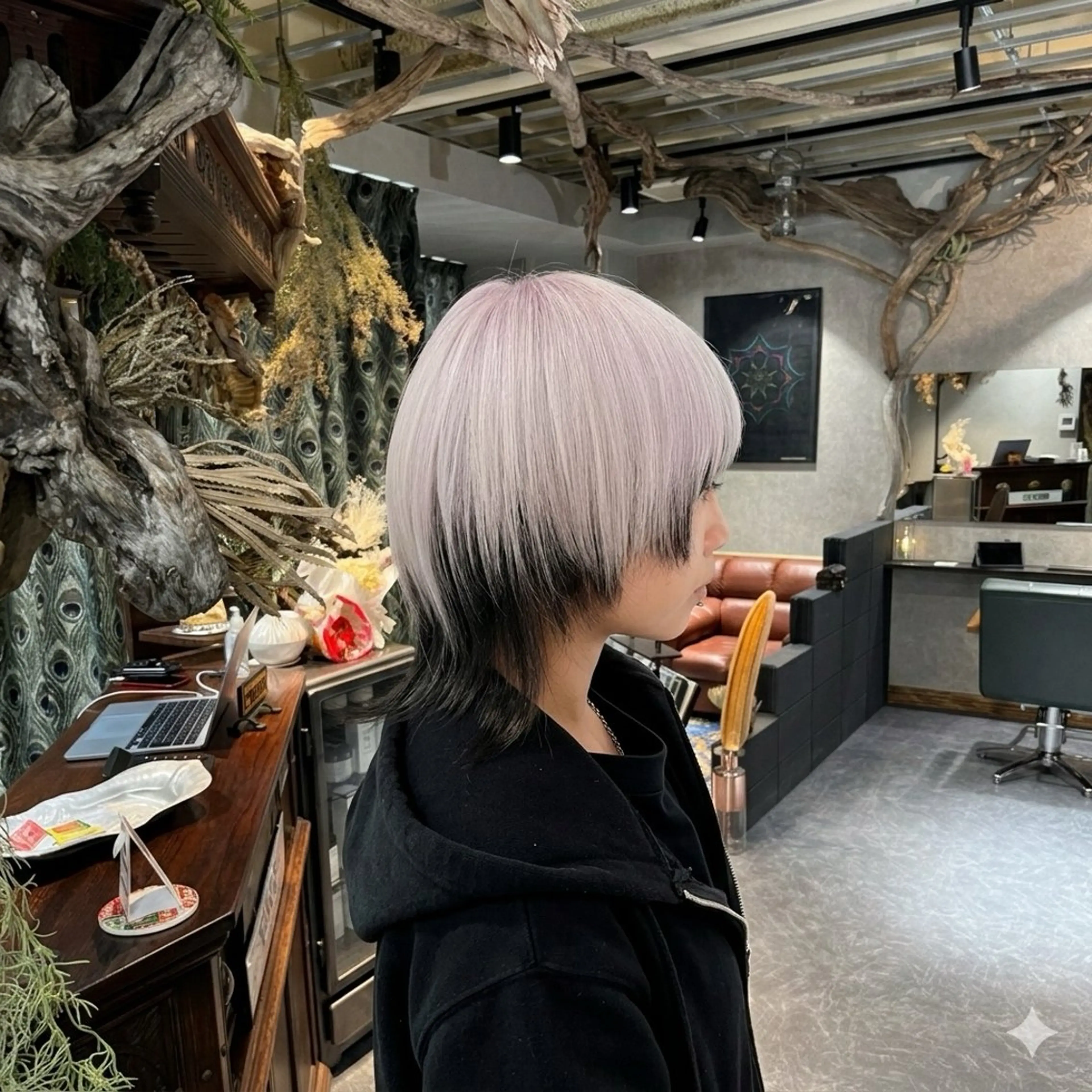 ショート カラー ブリーチ ケアブリーチ ダブルカラー ハイライトカラー ハイトーンカラー カット ヘアカラー トリートメント ravens デザインカラーのヘアスタイル