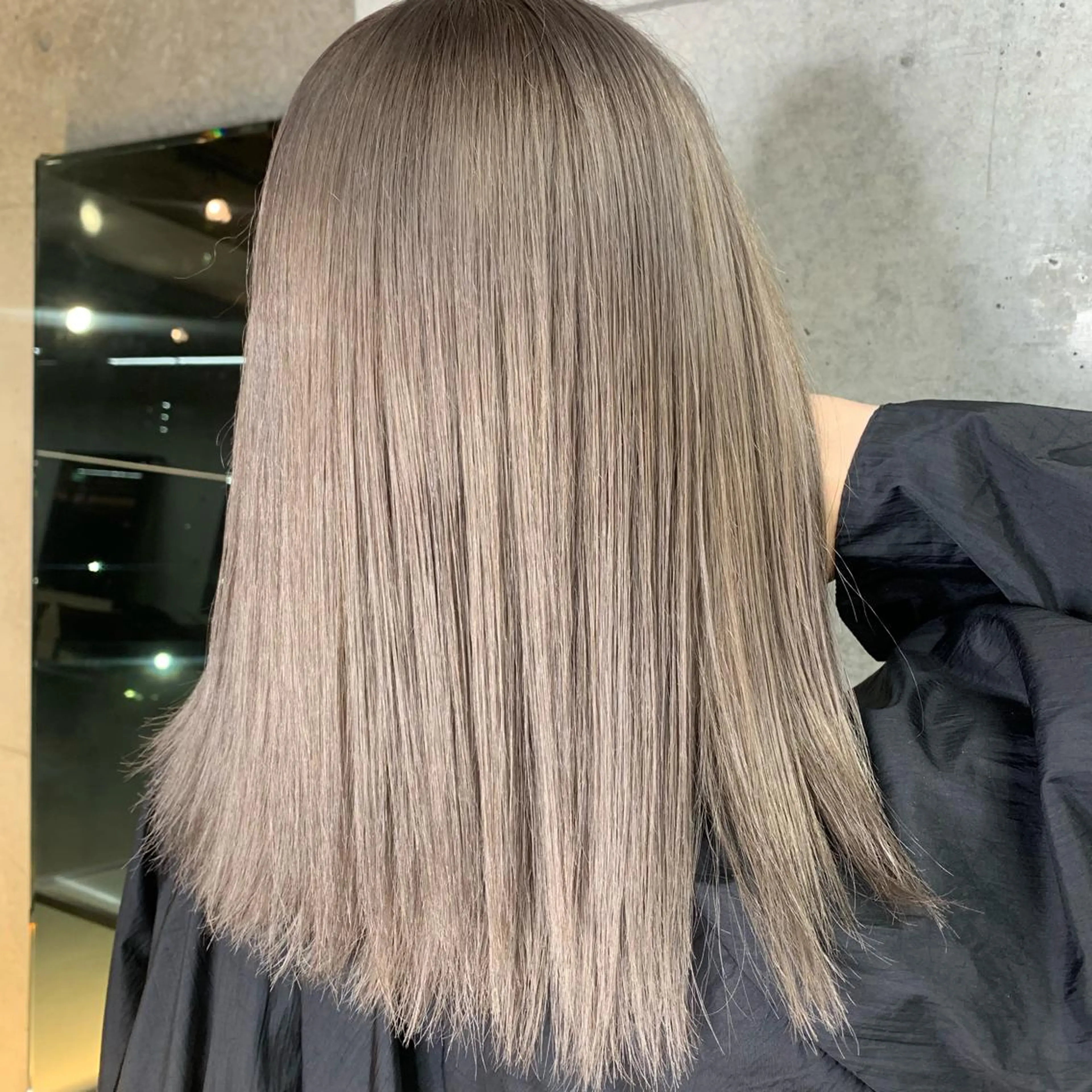 セミロング カラー グレージュ ハイトーンカラー ハイトーングレージュ MIL心斎橋所属・Clair クレアのヘアスタイル