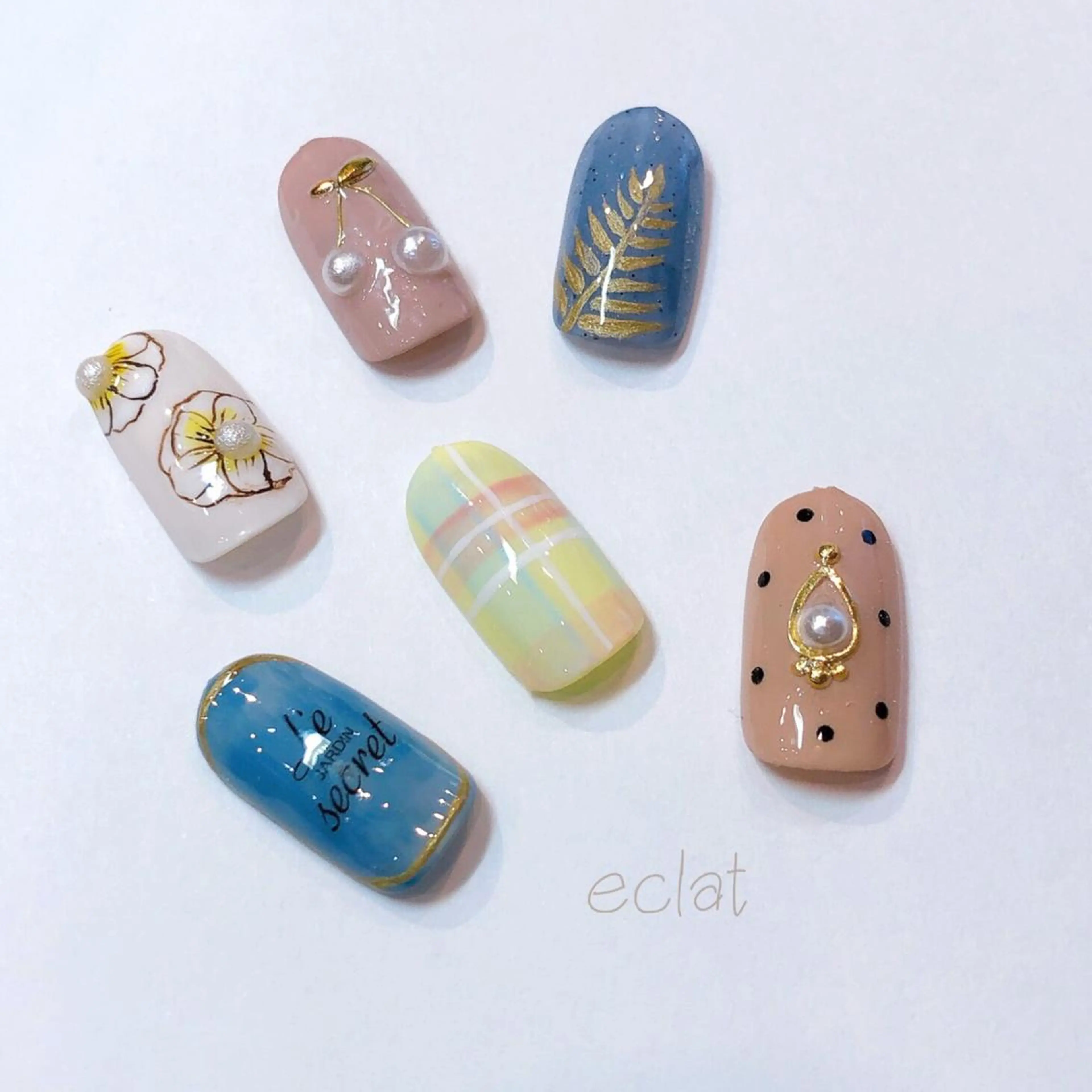 ★ハンドネイル★【オフ有り】【アート2本】秋冬らしいデザイン豊富♪毎月変わる定額デザインよりお選びいただけますの写真