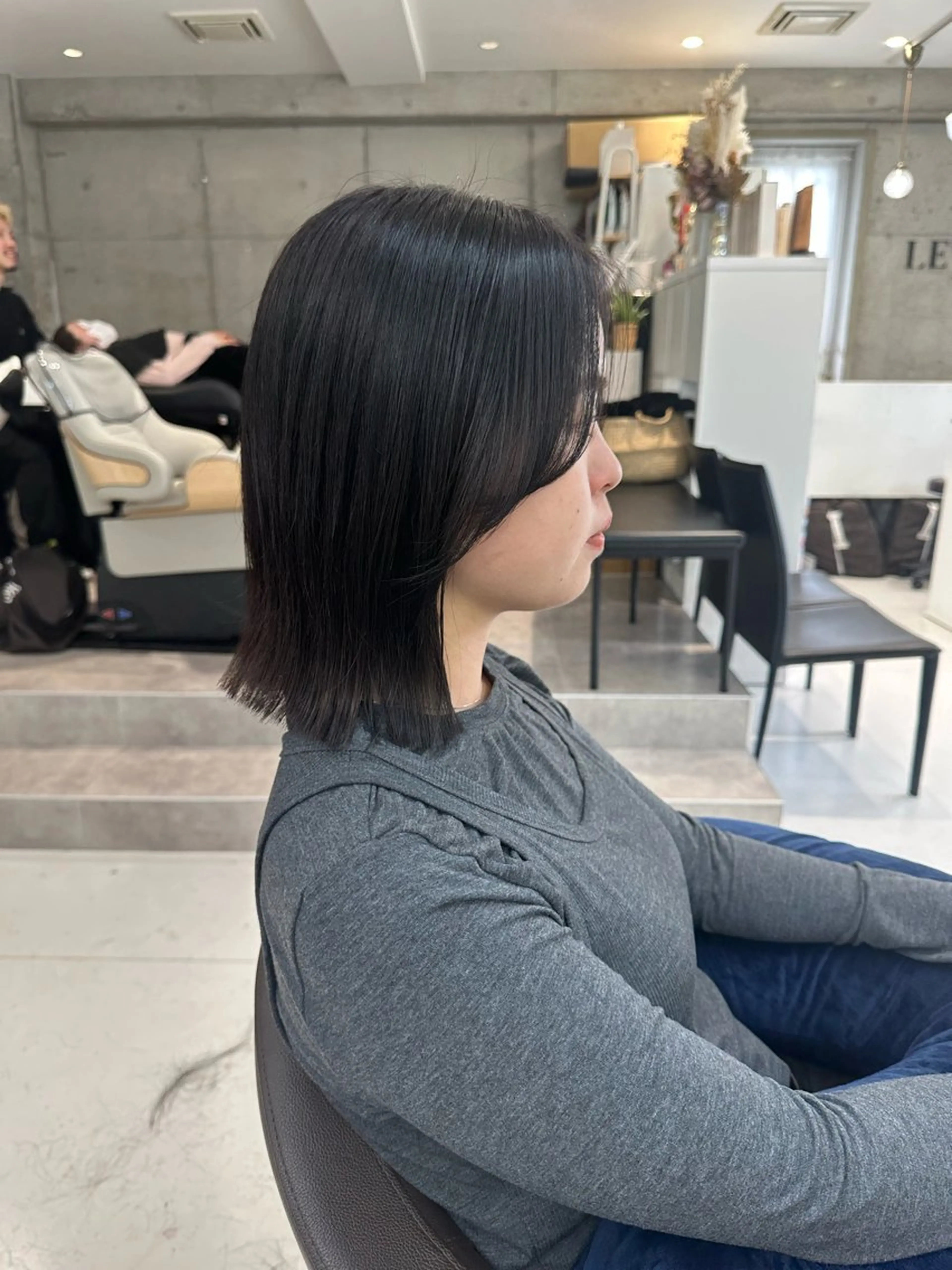 ミディアム レイヤーカット 外ハネヘア 山崎結菜 🫧透明感カラーのヘアスタイル