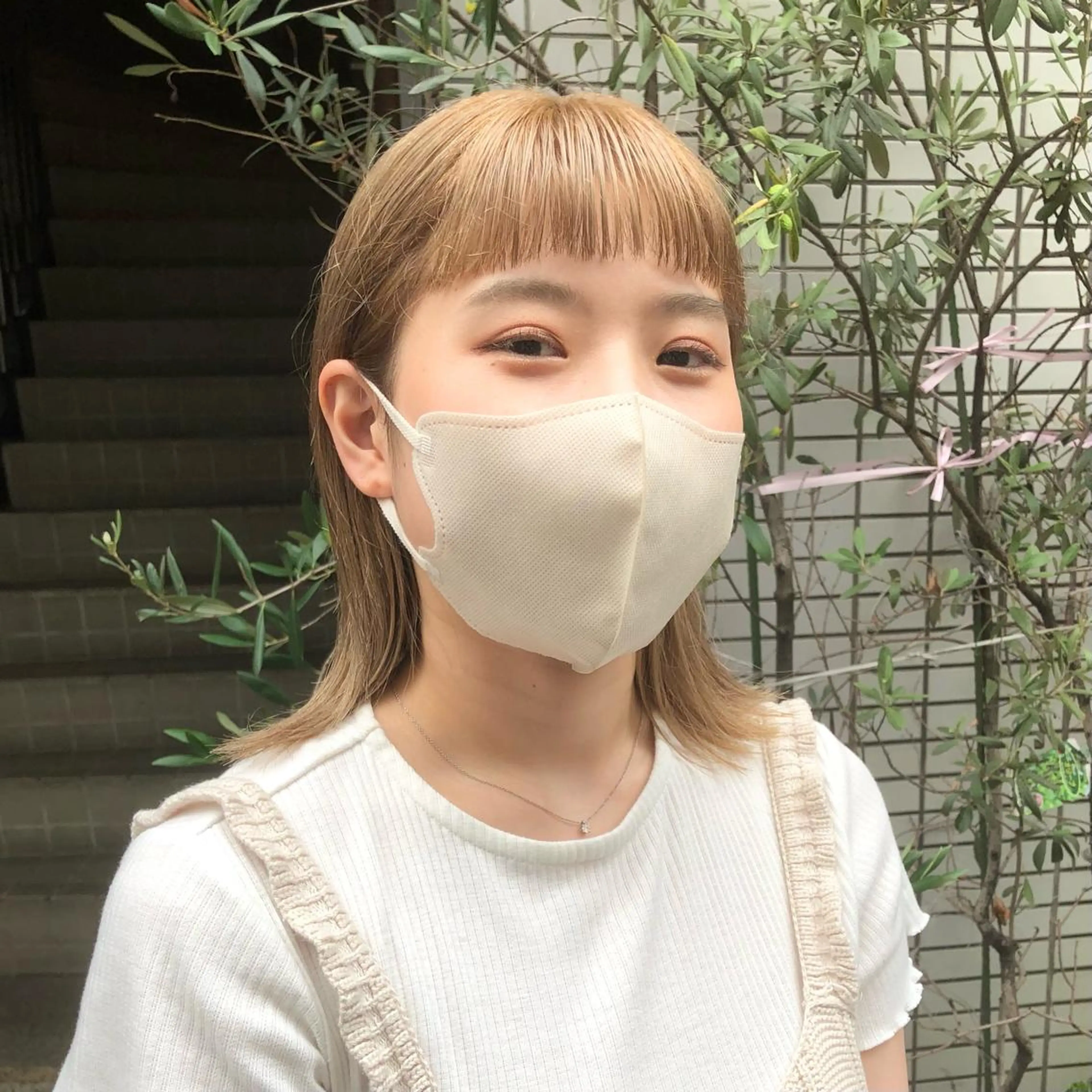 ミディアム カラー ブロンド オン眉 ハイトーン/ブリーチ 似合せカット/パーマのヘアスタイル