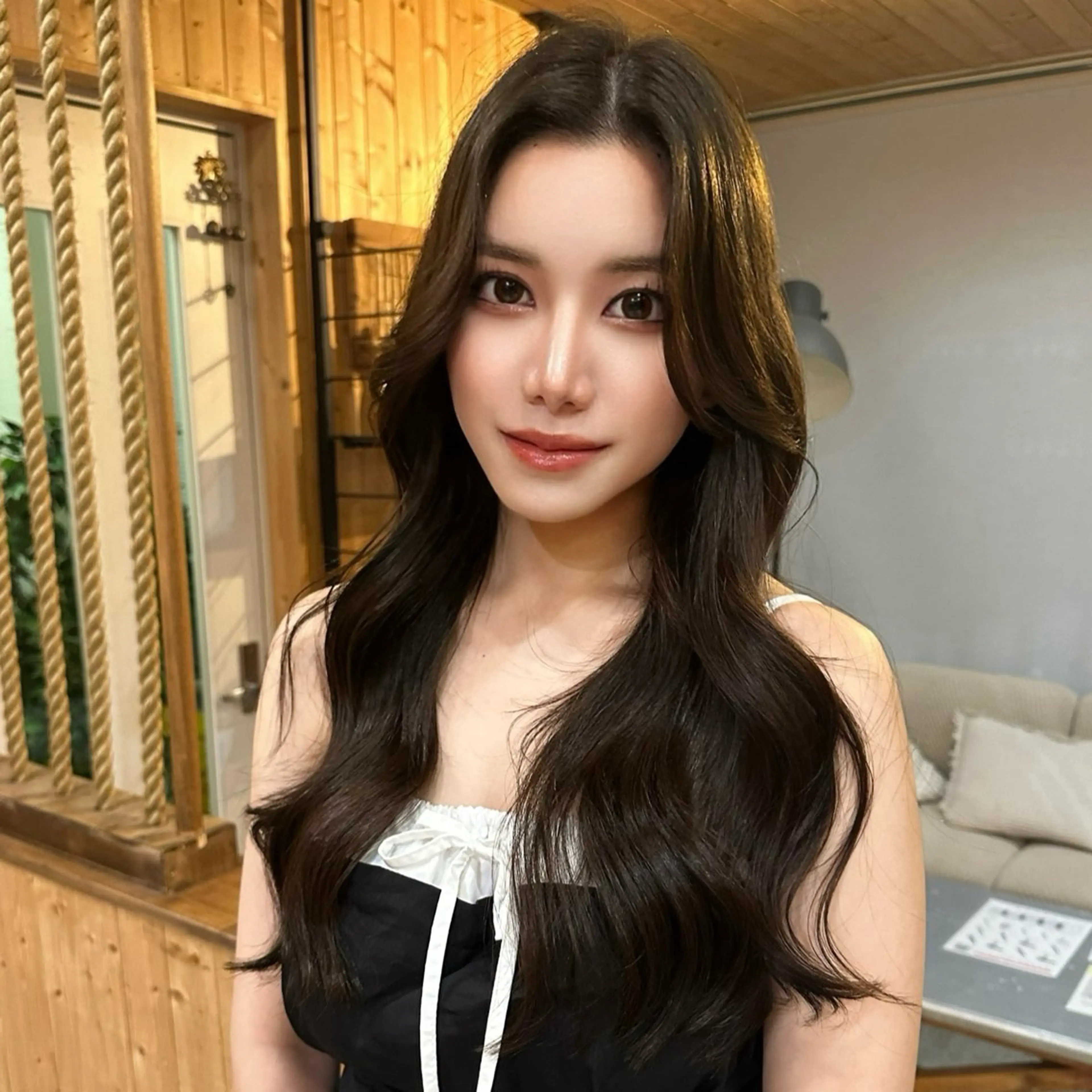 ロング 韓国レイヤー外国人風 透明感カラー髪質改善のヘアスタイル