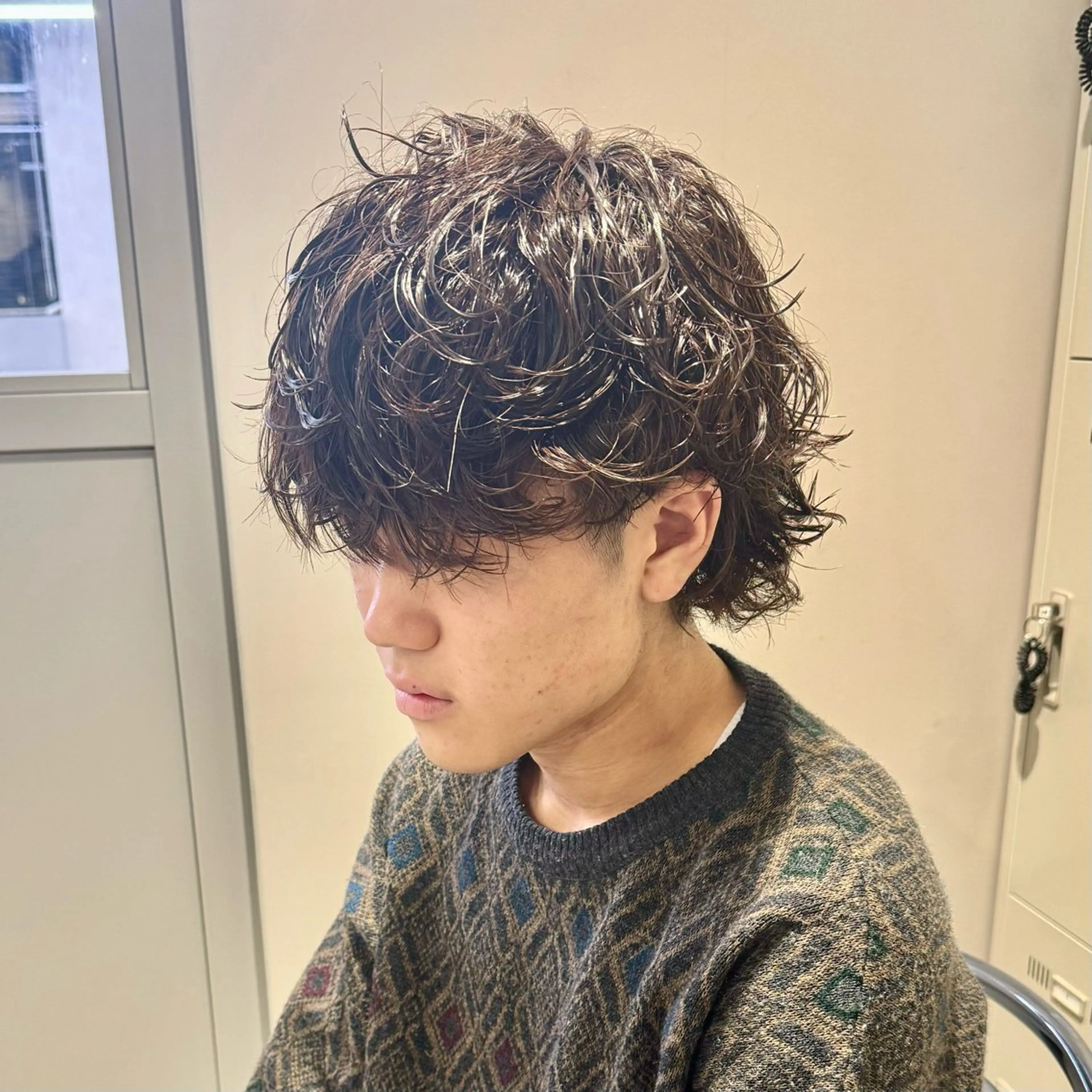 ミディアム パーマ ヘアアレンジ メンズ ミディアムパーマ メンズパーマ 波巻きパーマ メンズウルフカット 外国人風カラー 顔まわりカット の達人のヘアスタイル