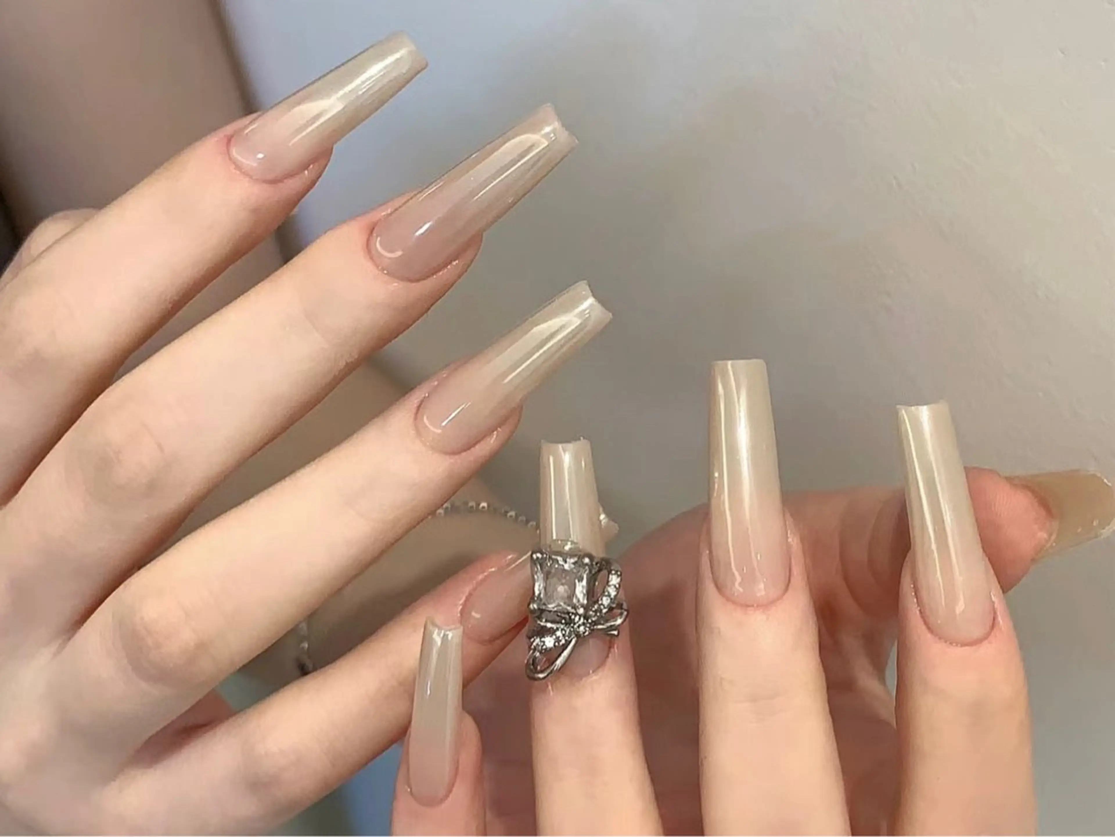 【オフ無し】🔥チップ長さ出し🔥ワンカラー➕パーツ2本の写真