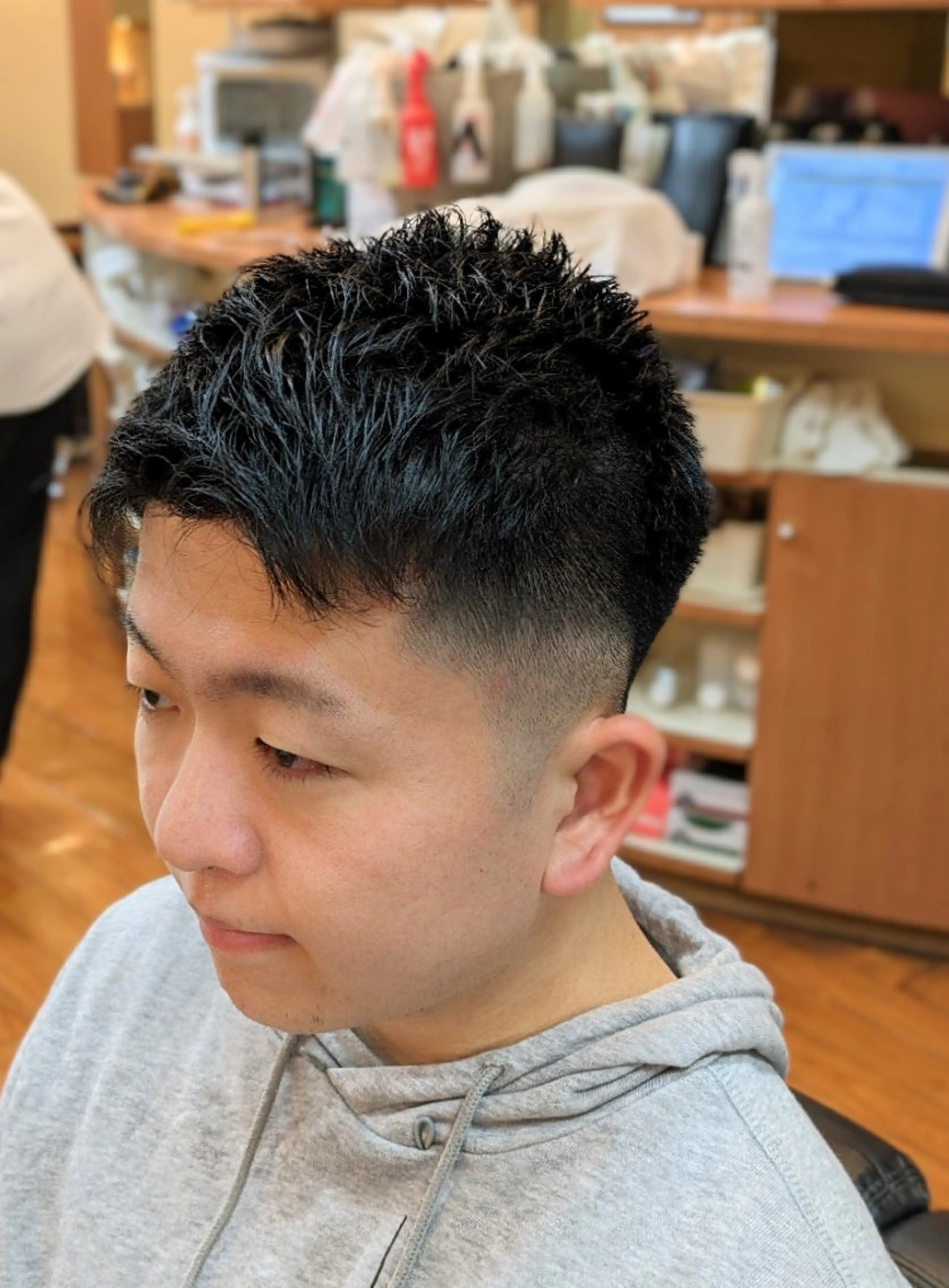 メンズ アップバング ビジネス フェードカット スキンフェード YOSHIZAWA Inc.HAKOZAKI所属・三村 姫花のヘアスタイル