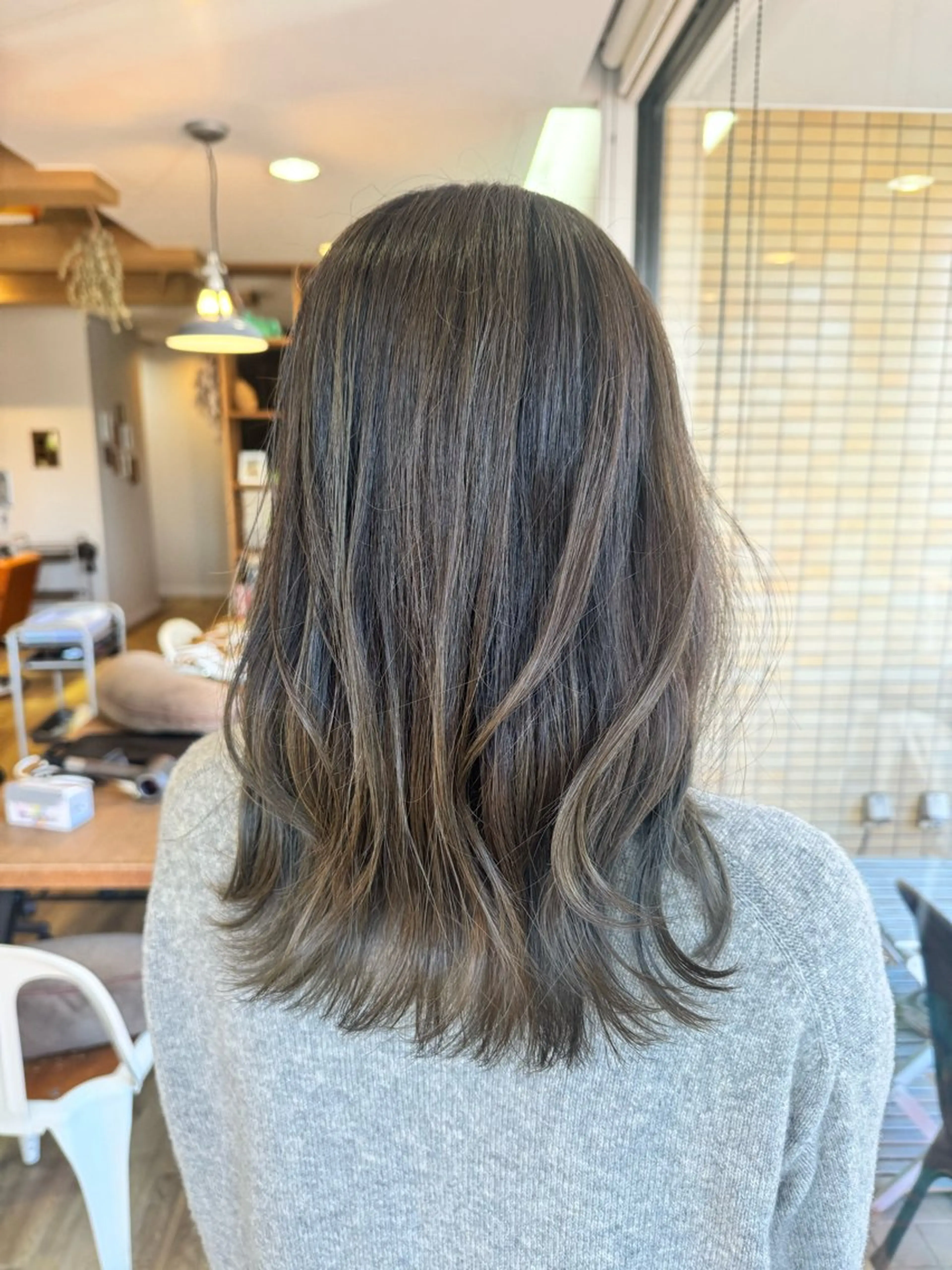 ロング カラー グレージュ オリーブグレージュ オリーブグレー ヘアカラー トリートメント ツキダテ ユイのヘアスタイル