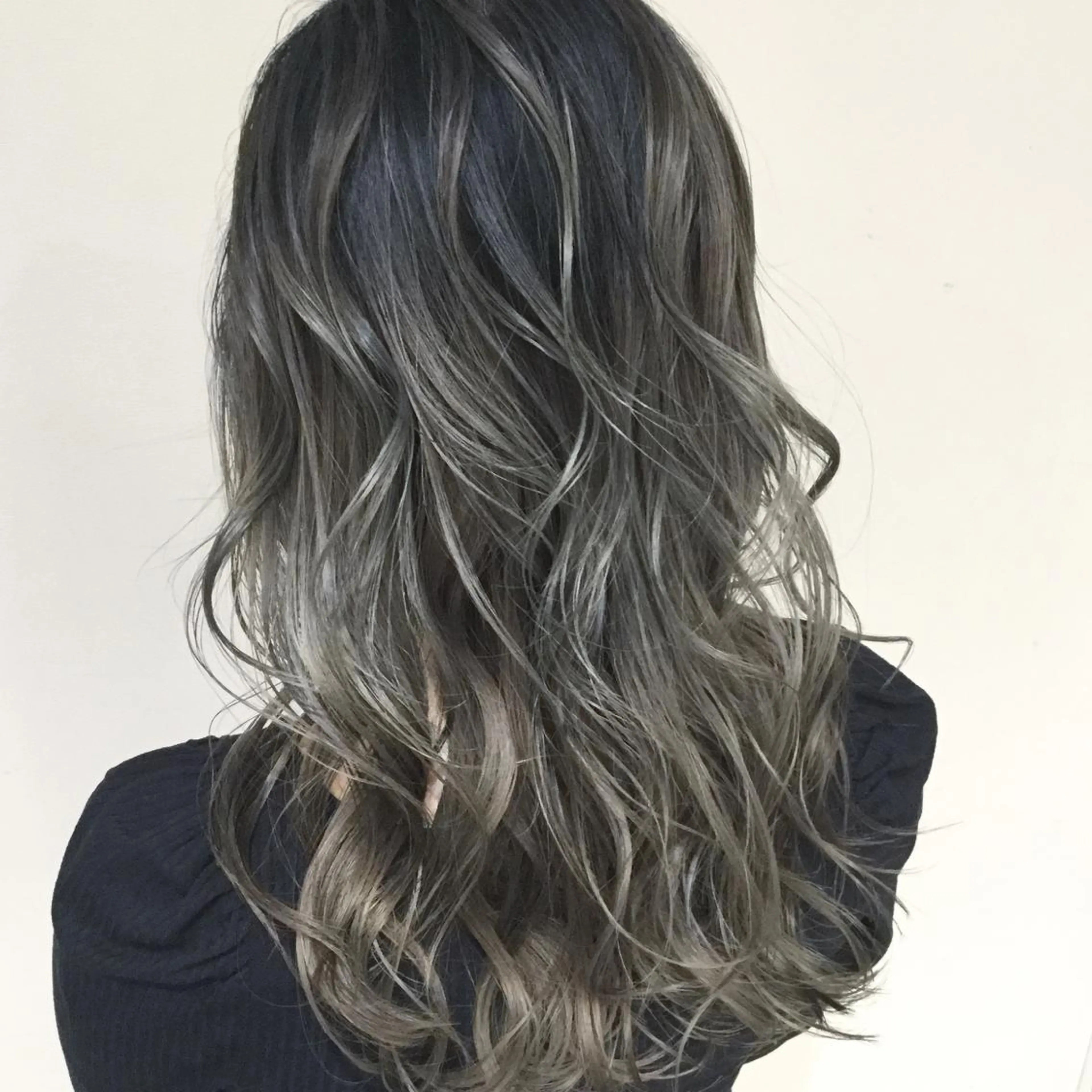 セミロング カラー アッシュ アッシュグレー アッシュグレージュ バレイヤージュ ベージュカラー AMI Hair  supply所属・髪質改善カラー 韓国風レイヤーのヘアスタイル