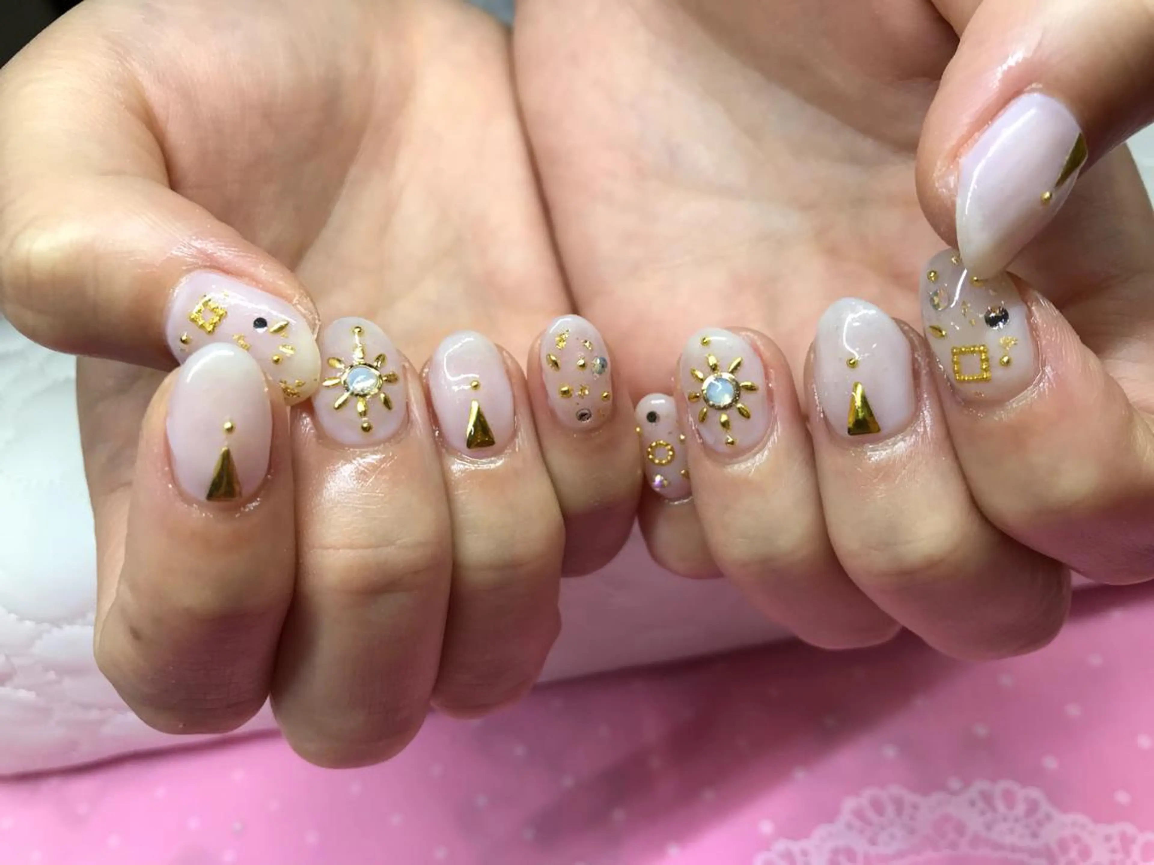 ネイル カジュアル ホワイト ガールネイルサロン所属・ガール ネイルサロンのネイルデザイン