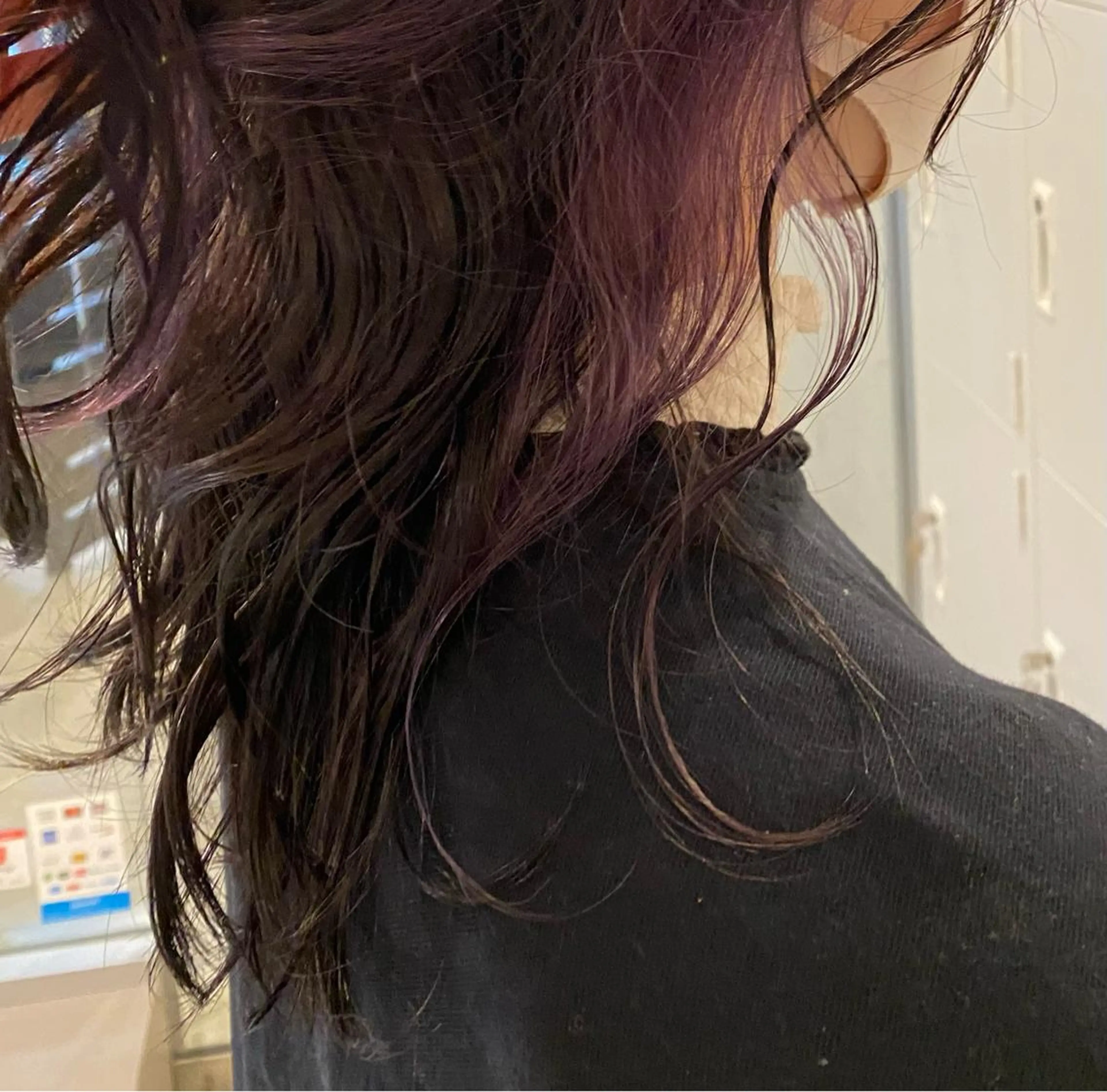 セミロング カラー インナーカラー パープルカラー カット ウルフカット 811 大阪梅田 ウルフのヘアスタイル