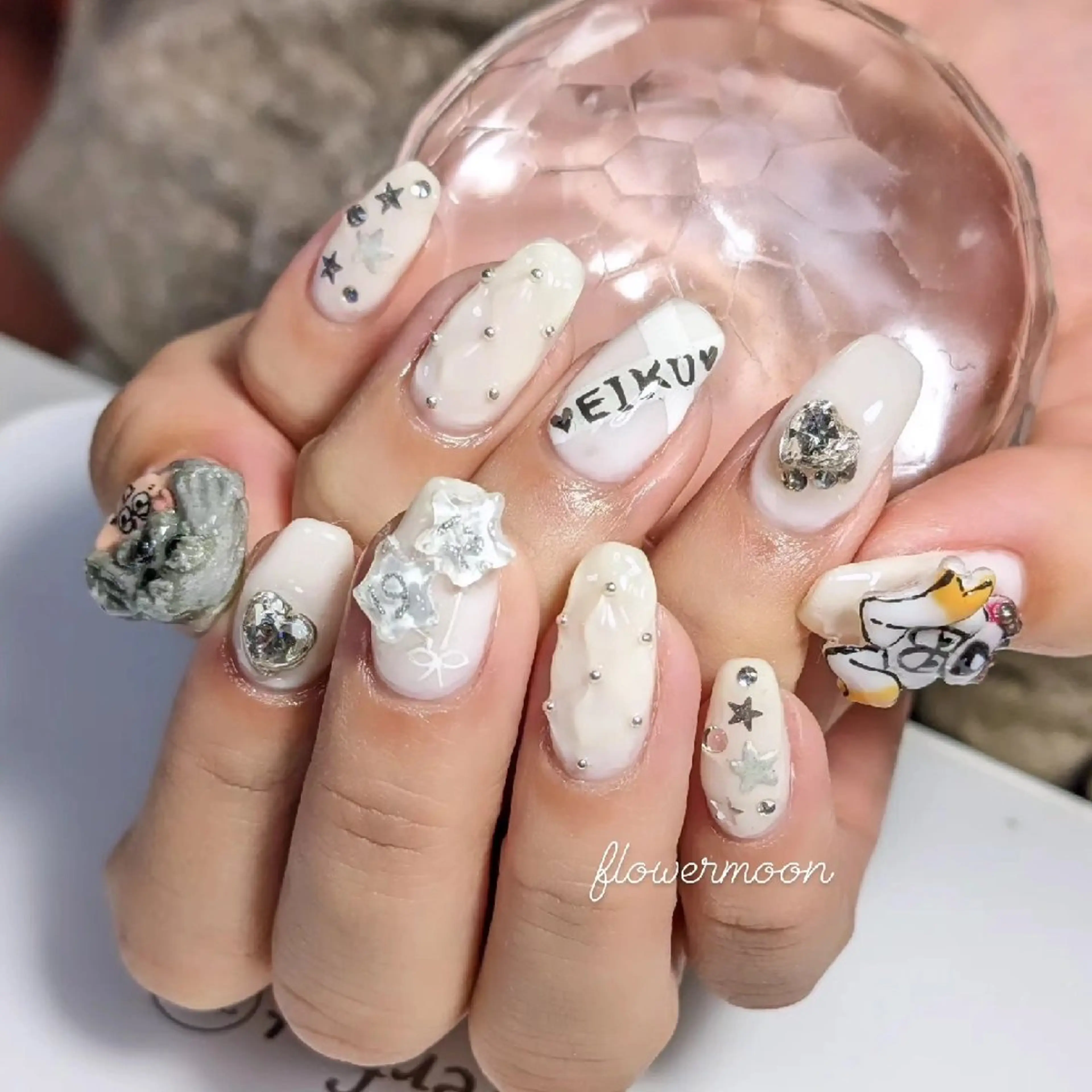 ネイル フラワー ムーンのネイルデザイン