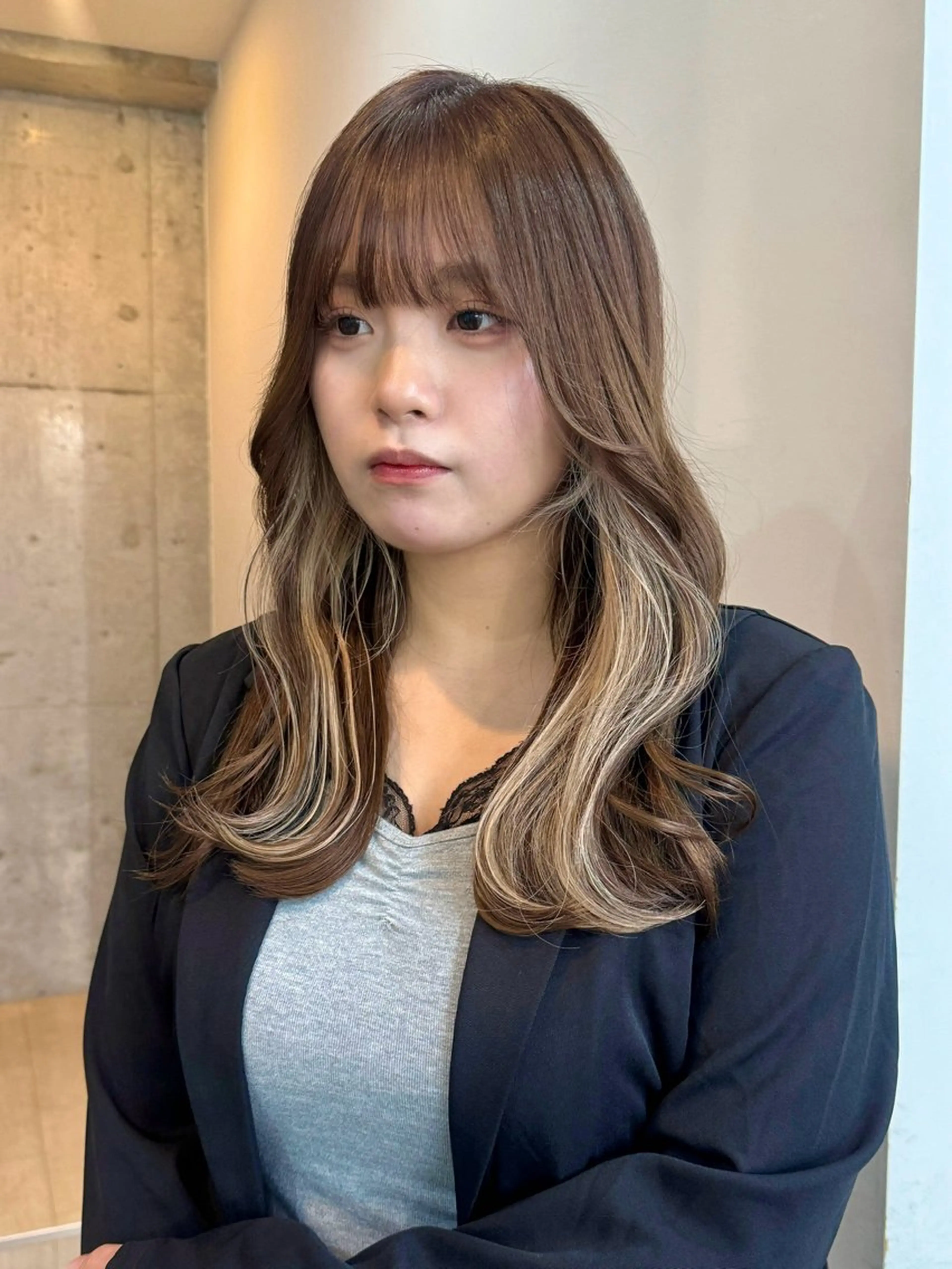 ロング カラー ベージュカラー ホワイトベージュ ヘアカラー 切りっぱなしボブ/ ブリーチカラー/大塚のヘアスタイル