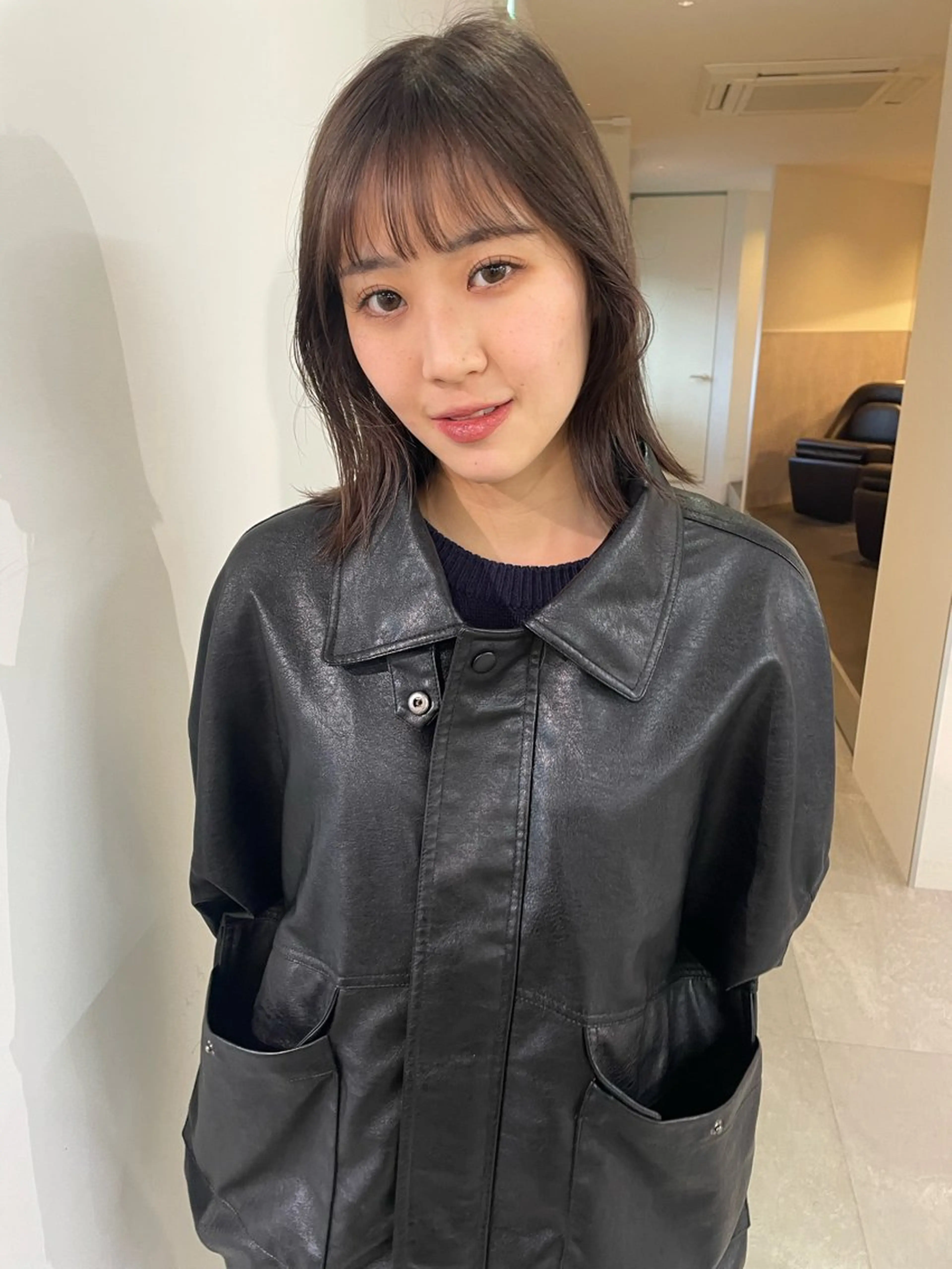 ミディアム カラー ボブ MIU/ルーツカラー 顔まわりレイヤーのヘアスタイル