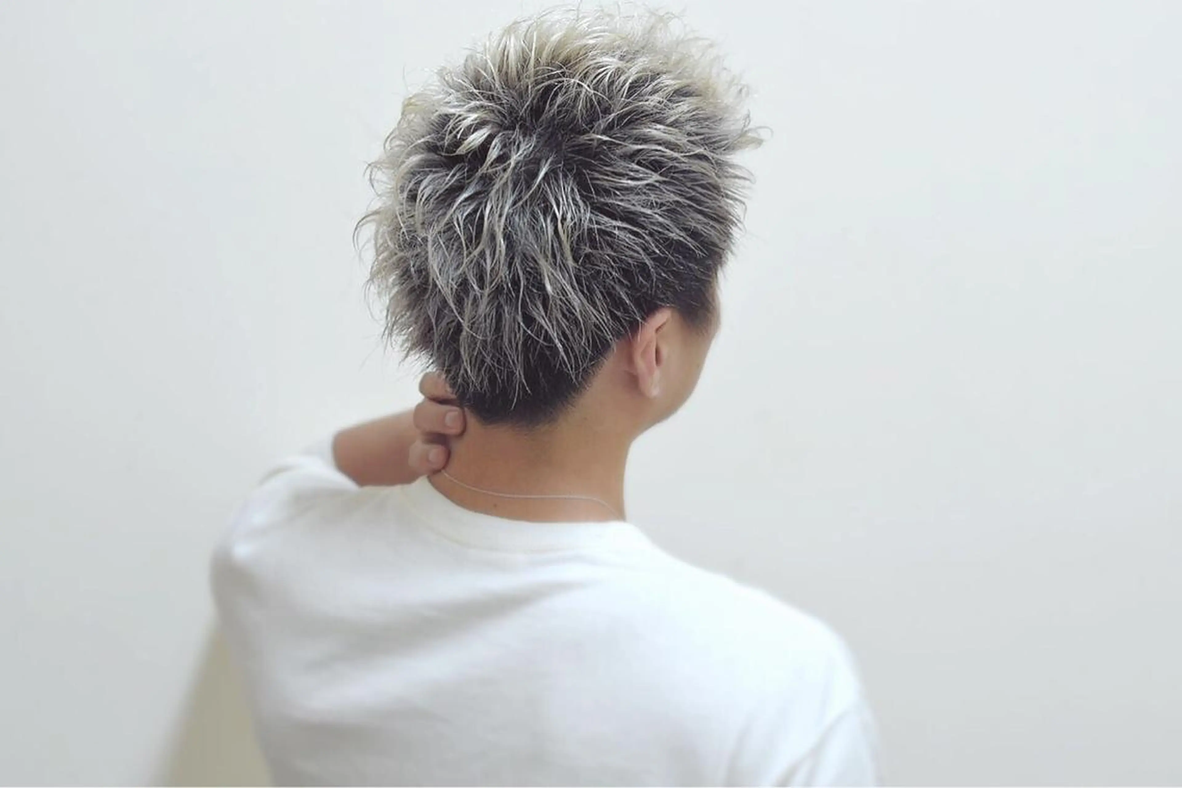 ショート カラー メンズ メンズハイトーン メンズベリーショート ベリーショート 透明感カラー グラデーションカラー hair salon Glanzのヘアスタイル