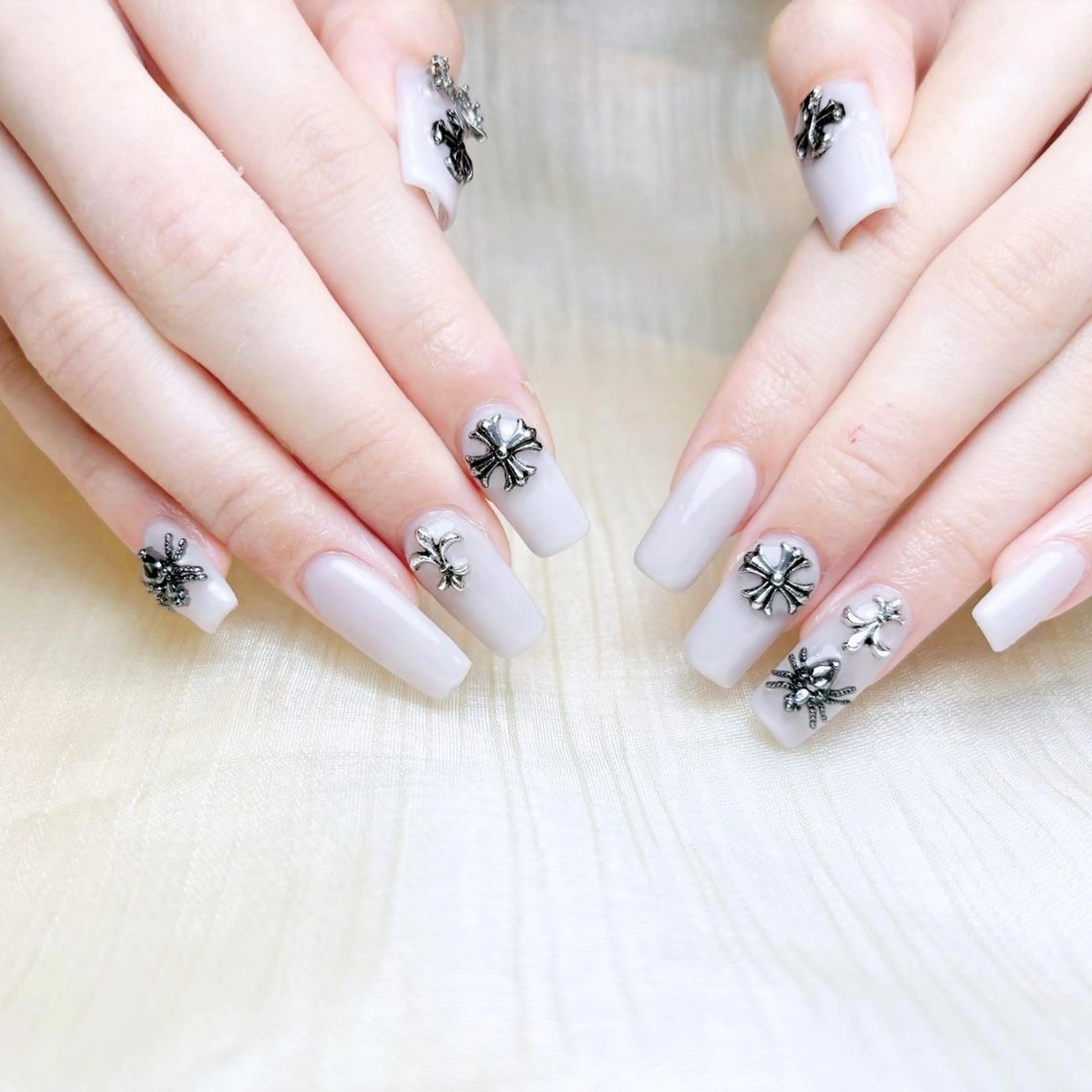 ネイル ハンドネイル RAFFINE 月🦋🩵のネイルデザイン