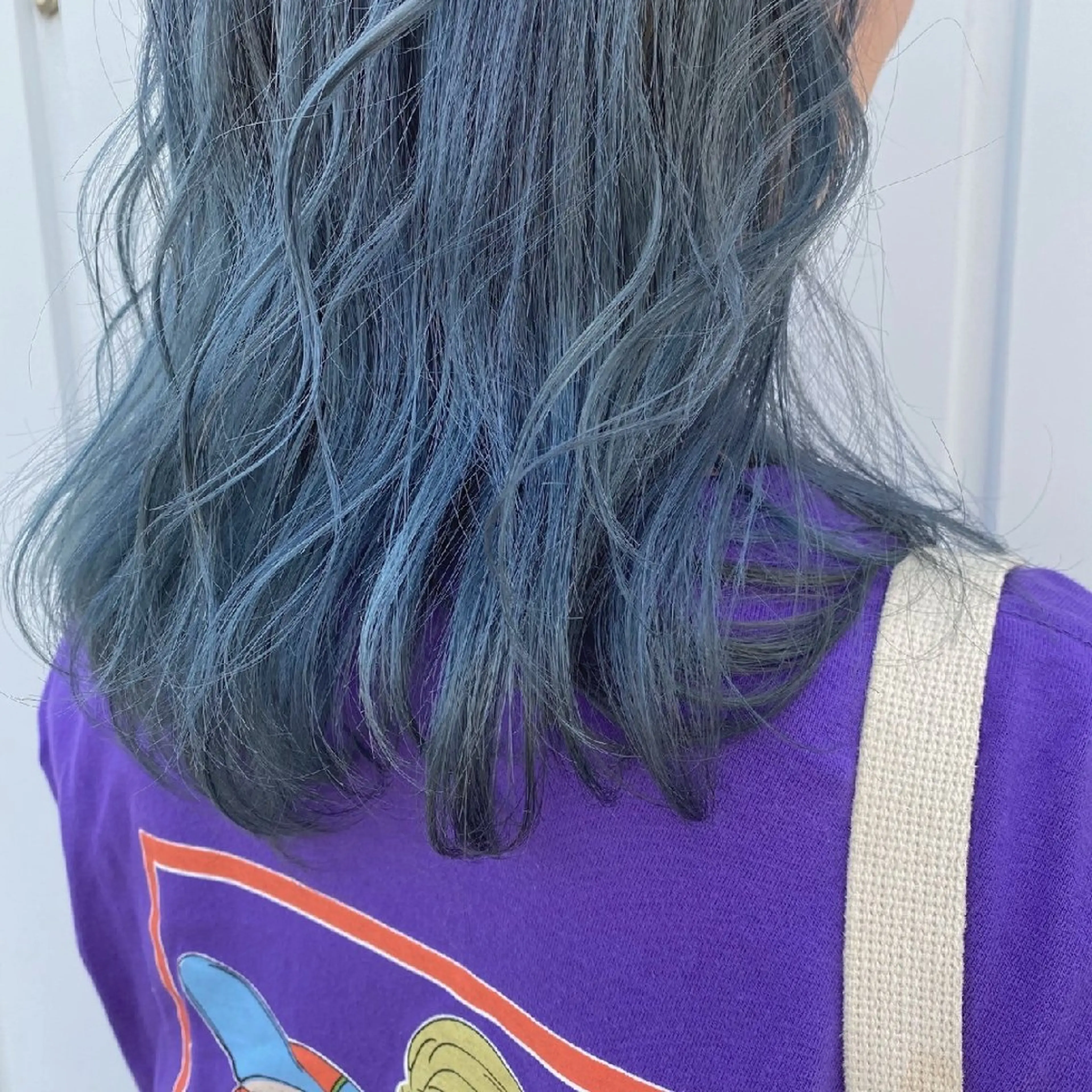 ロング カラー ブリーチ ブルーカラー ハイトーンカラー 婦中／メンズ/パーマ カラー/縮毛/波巻きのヘアスタイル