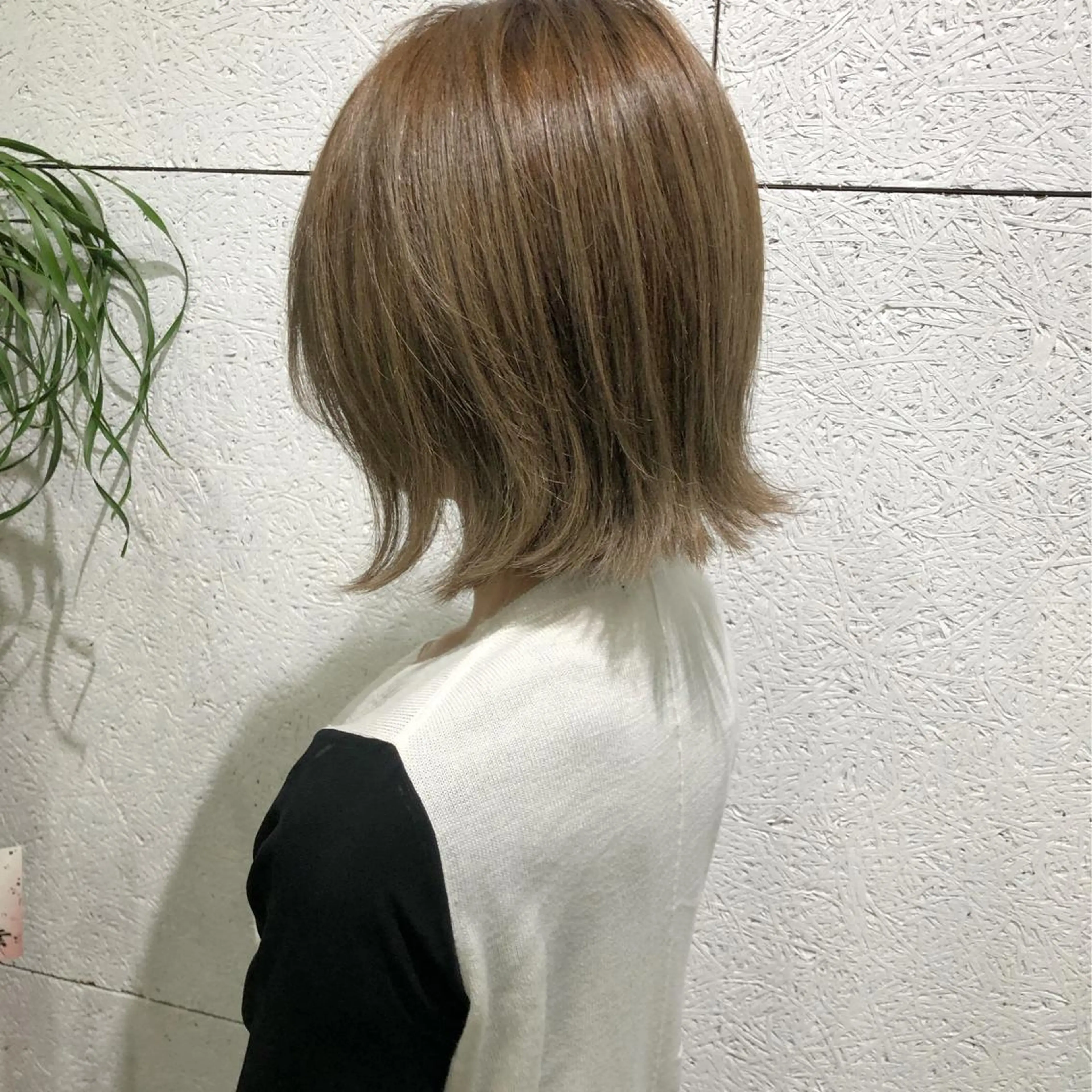 ショート カラー ネイル ベージュカラー ボブ 外ハネヘア 中山 天地のヘアスタイル