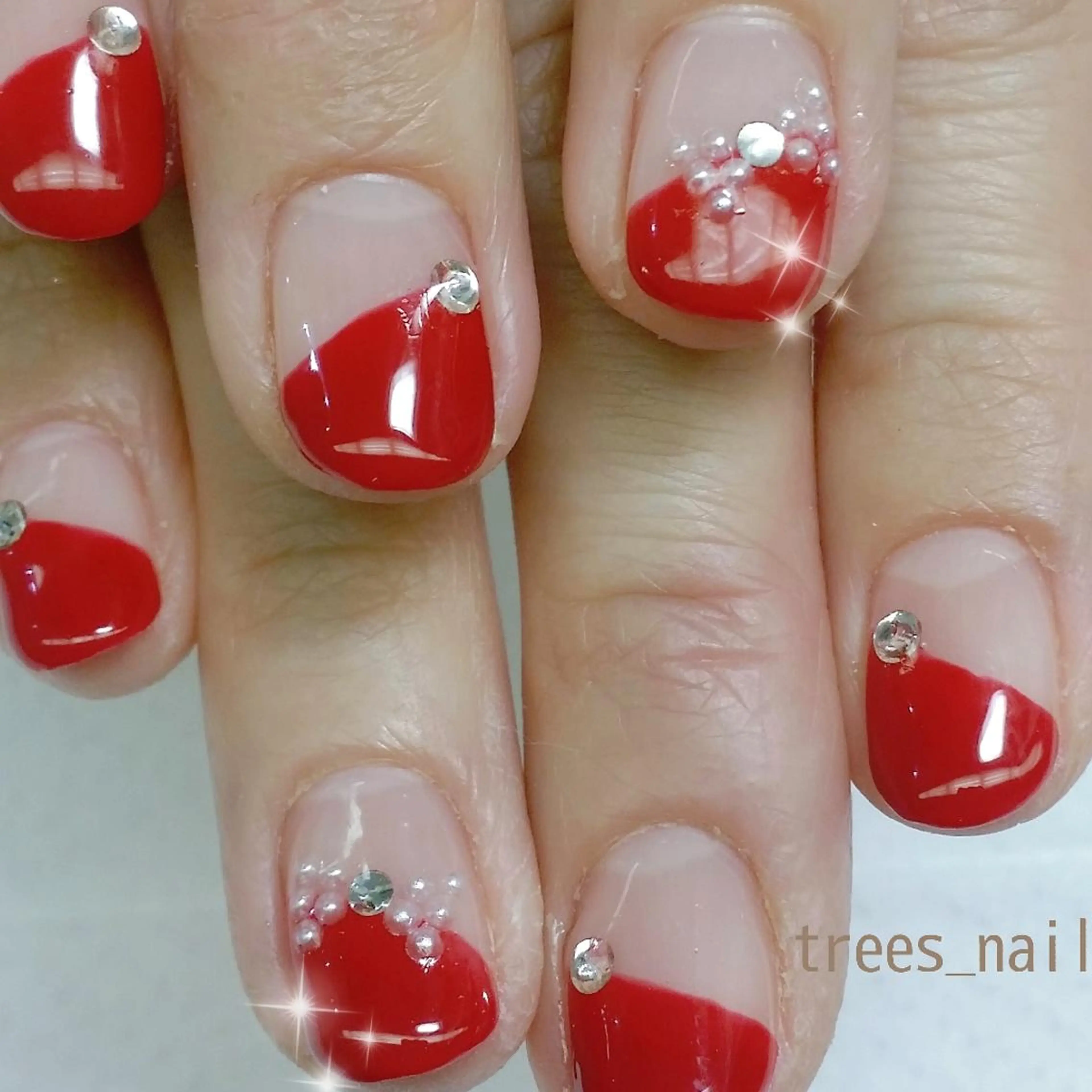 ネイル フレンチネイル 赤色 リボン ハンドネイル フットネイル trees_ nailのネイルデザイン