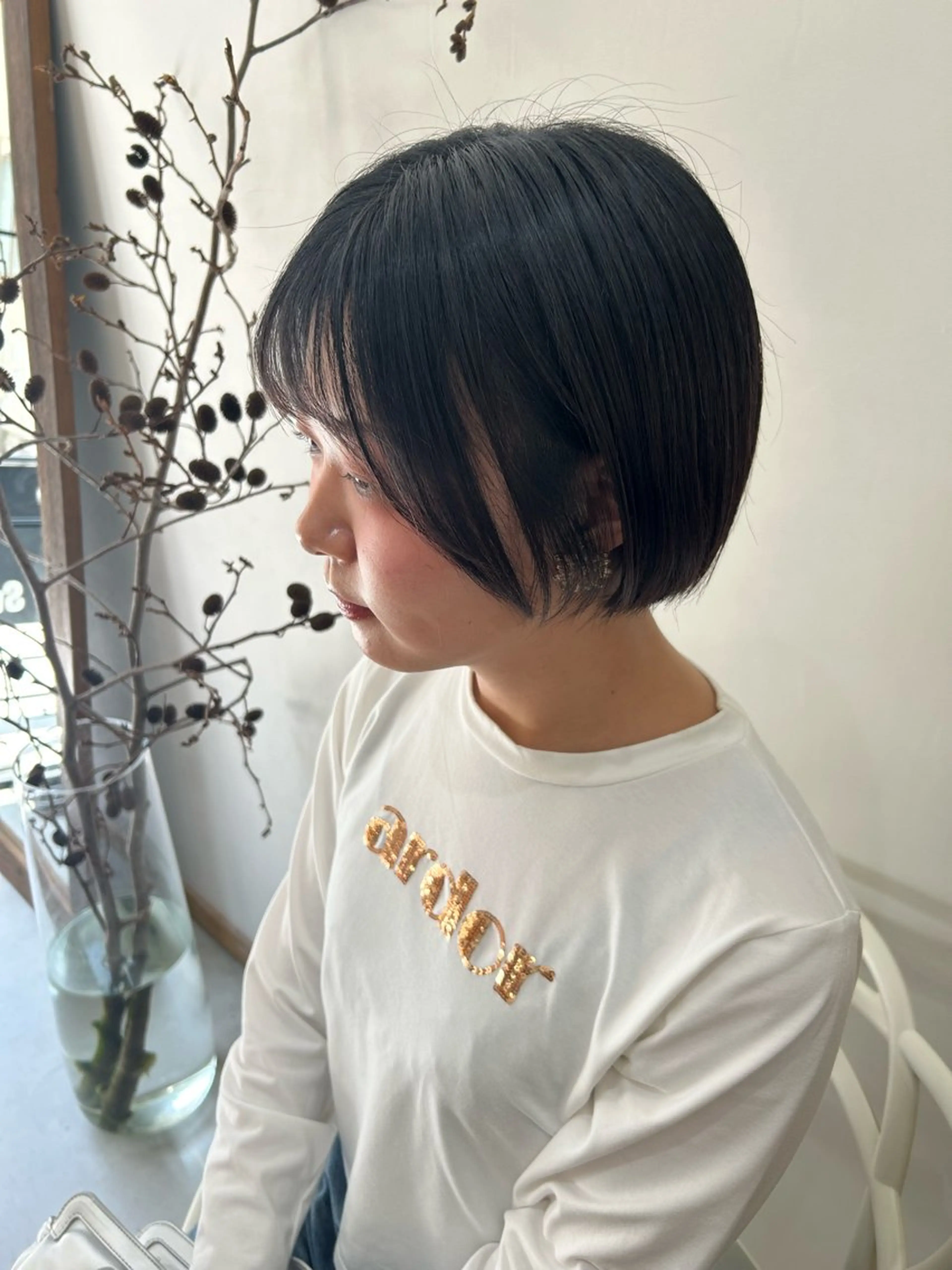 ショート ボブ 伸ばしかけ ショートヘア なつめ🐶ショート ベージュカラーのヘアスタイル