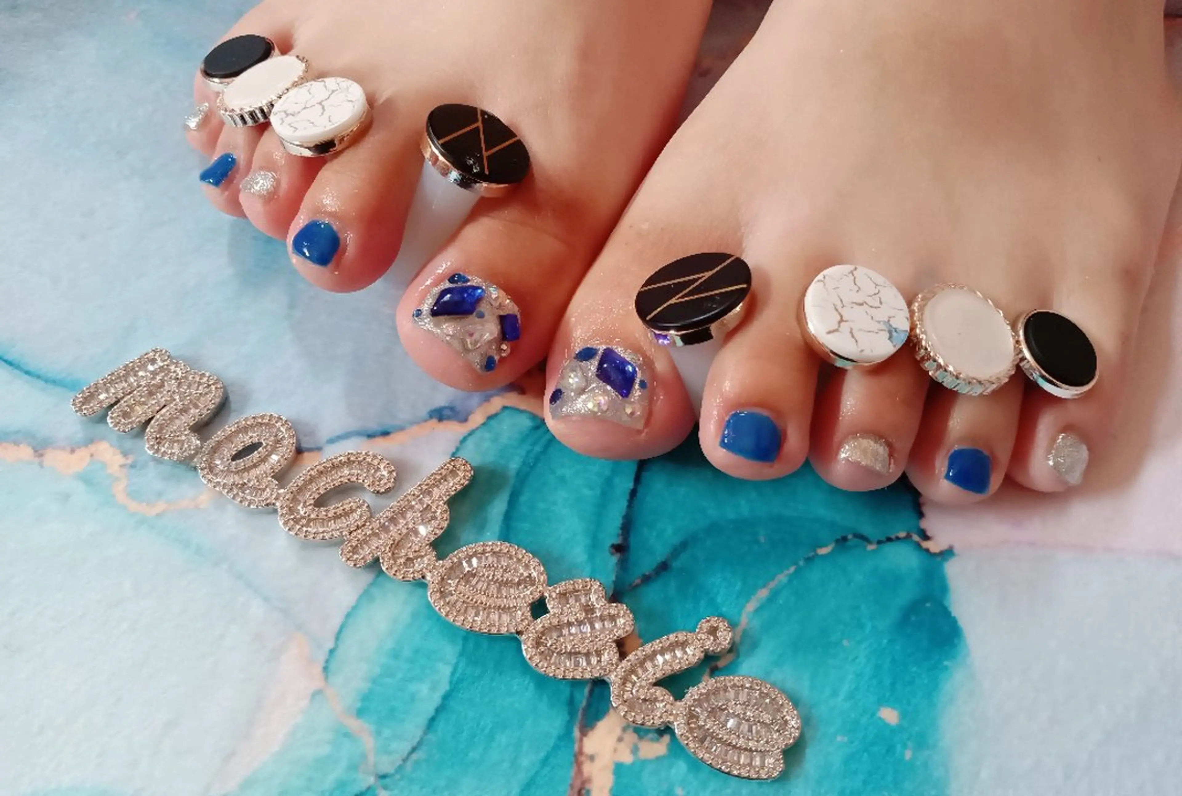 ネイル ブルー フットネイル キラキラネイル フットネイル Nail Salon macherieのネイルデザイン