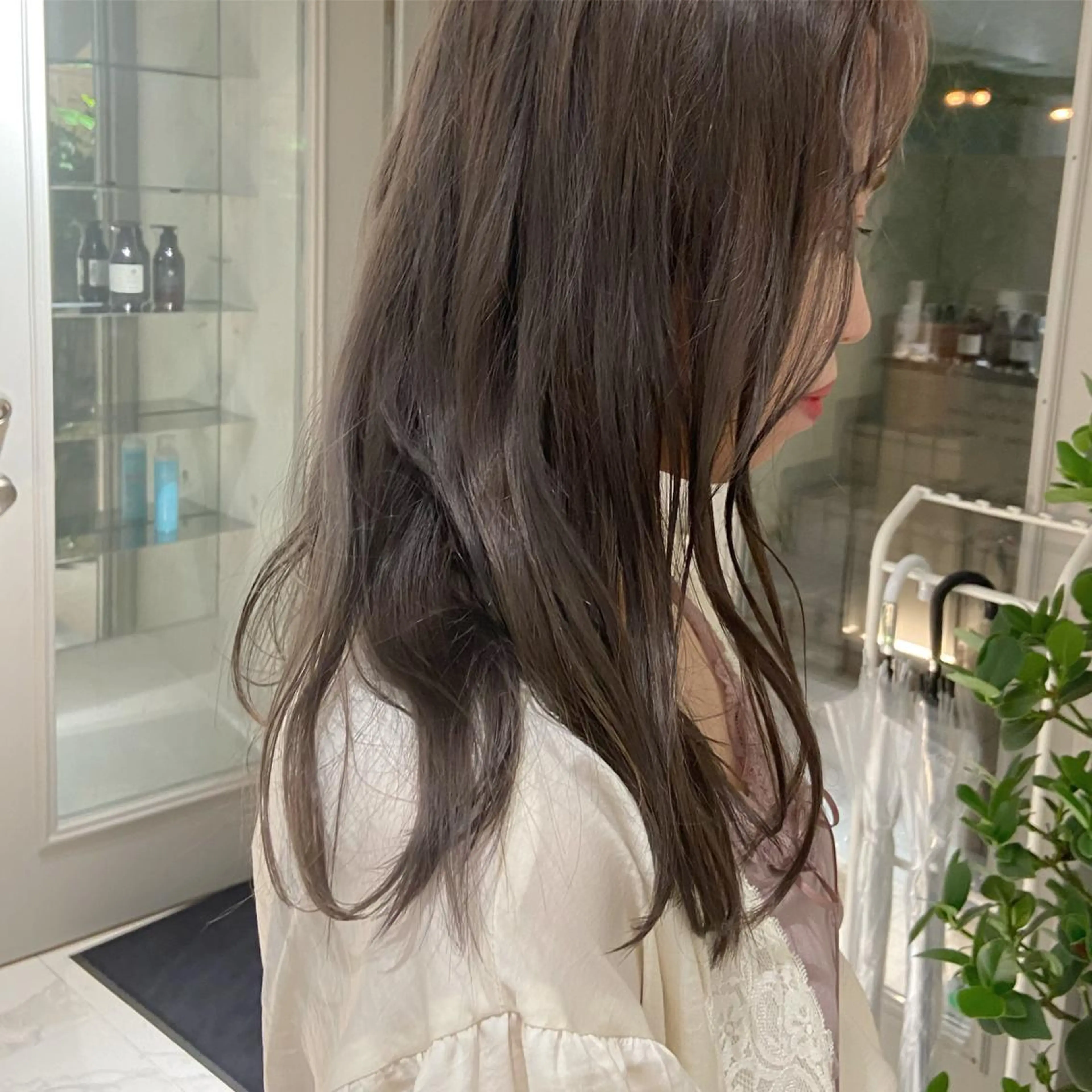 セミロング カラー アッシュ ベージュカラー ブリーチ ケアブリーチ ケアカラー カジュアルを女っぽく 𝗮𝘆𝗮𝗰𝗼のヘアスタイル