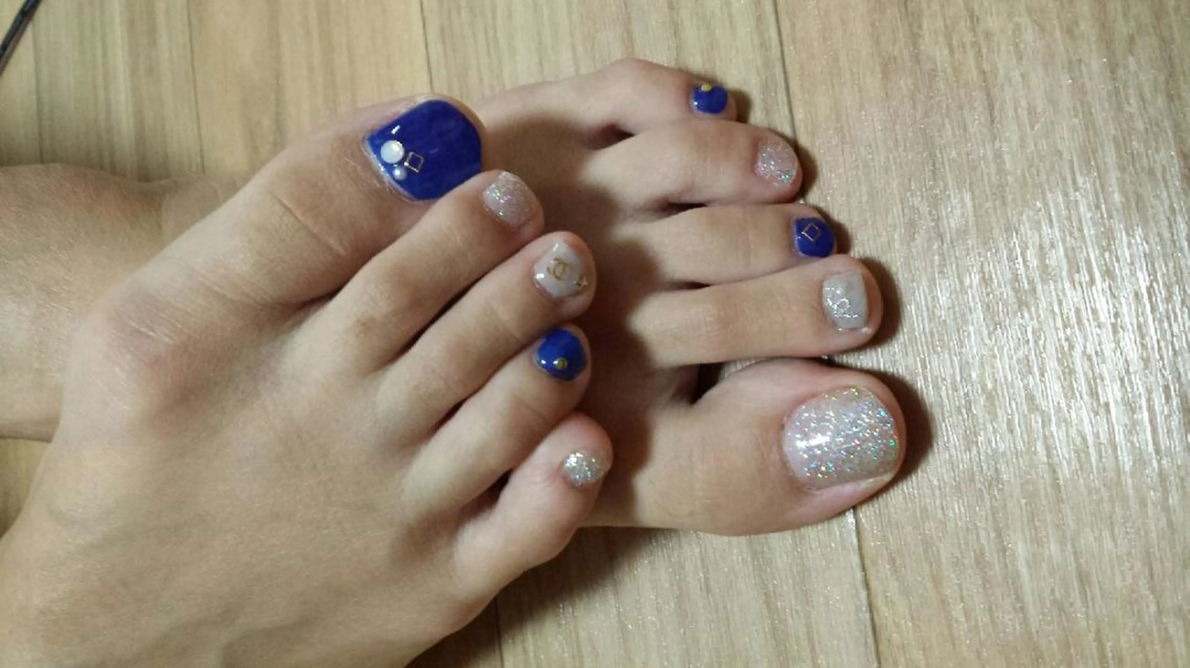 ネイル ブルー フットネイル ラメ(グリッター) 齋藤 あゆみのネイルデザイン