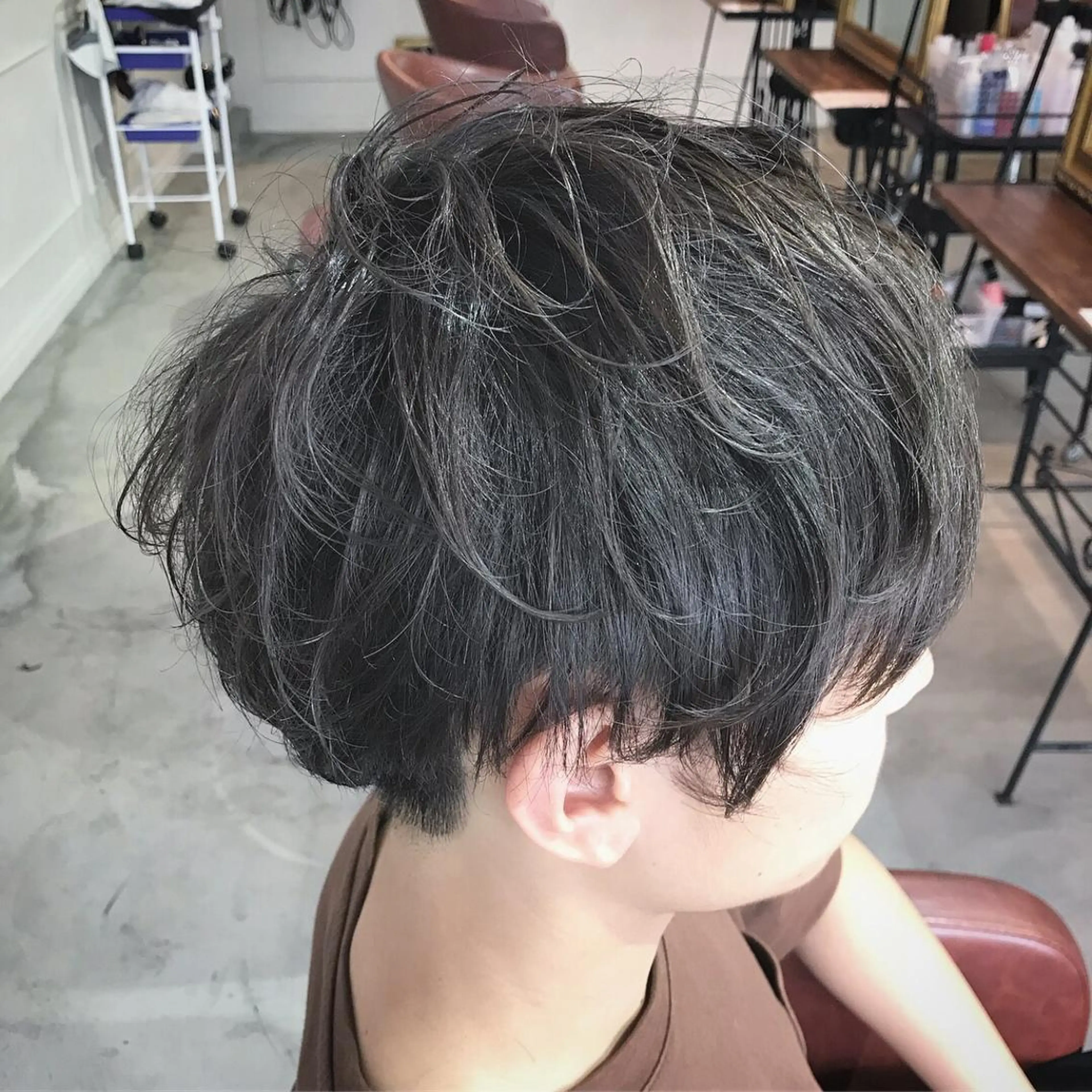 ミディアム カラー パーマ メンズ マッシュ アッシュ アッシュグレー マンツーマン/透明感 foi hairのヘアスタイル