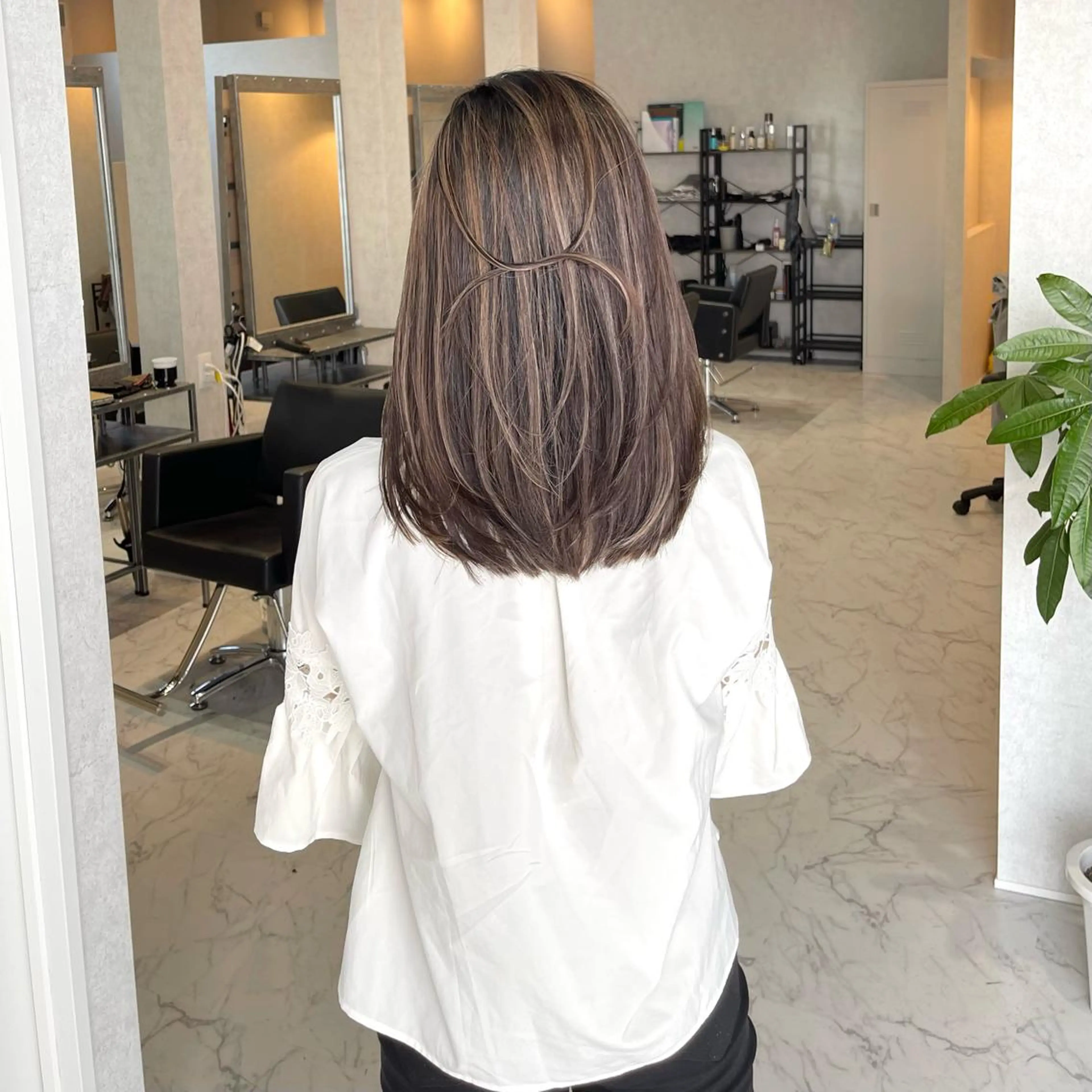 ミディアム カラー ヘアアレンジ バレイヤージュ デザインカラー ハイライトカラー 外国人風カラー ハイライト カット ヘアカラー トリートメント アンドウ ユウ/ レイヤーカット/韓国のヘアスタイル