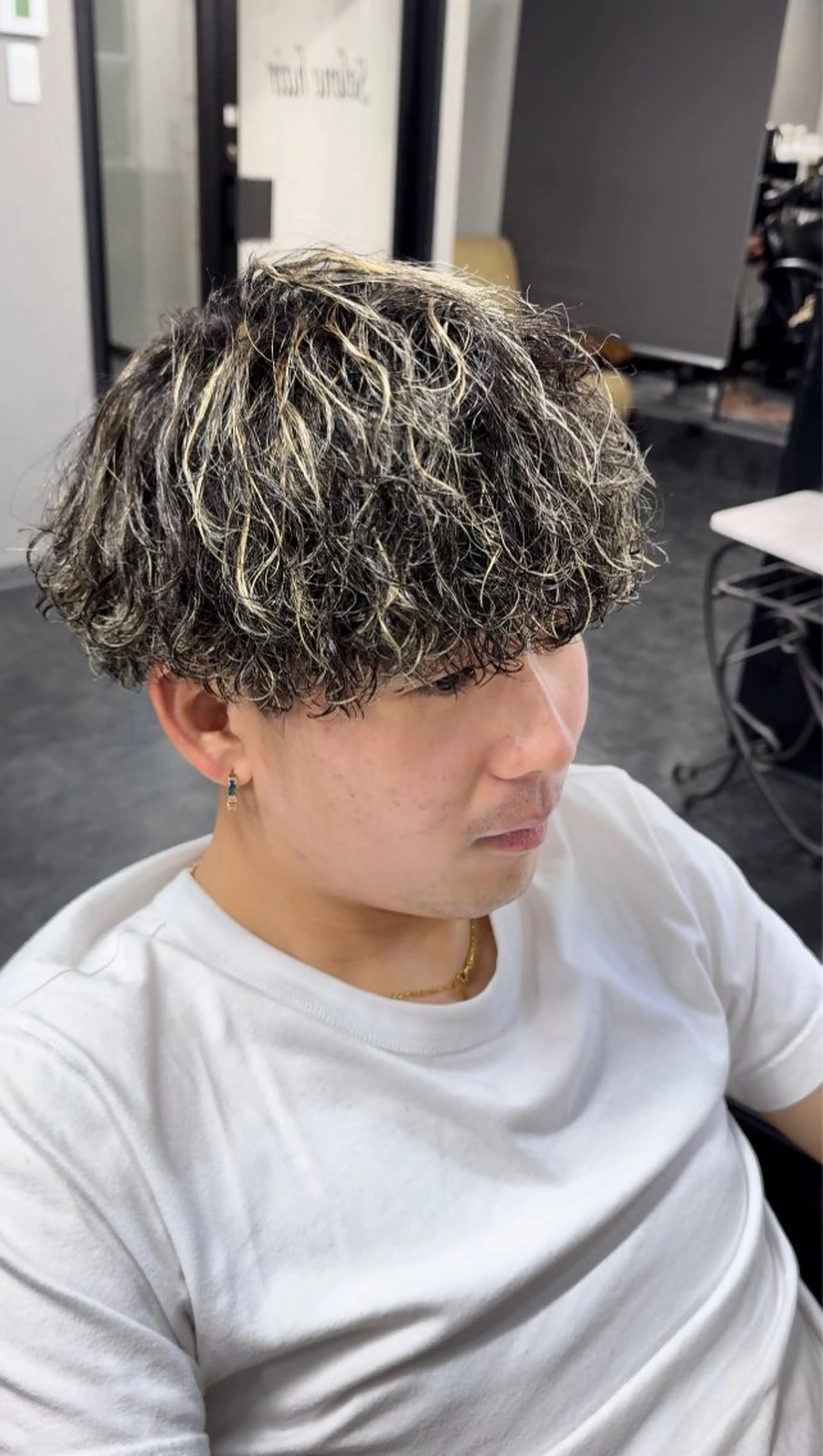 ショート カラー ヘアアレンジ ホワイトカラー/ ピンクベージュにったのヘアスタイル