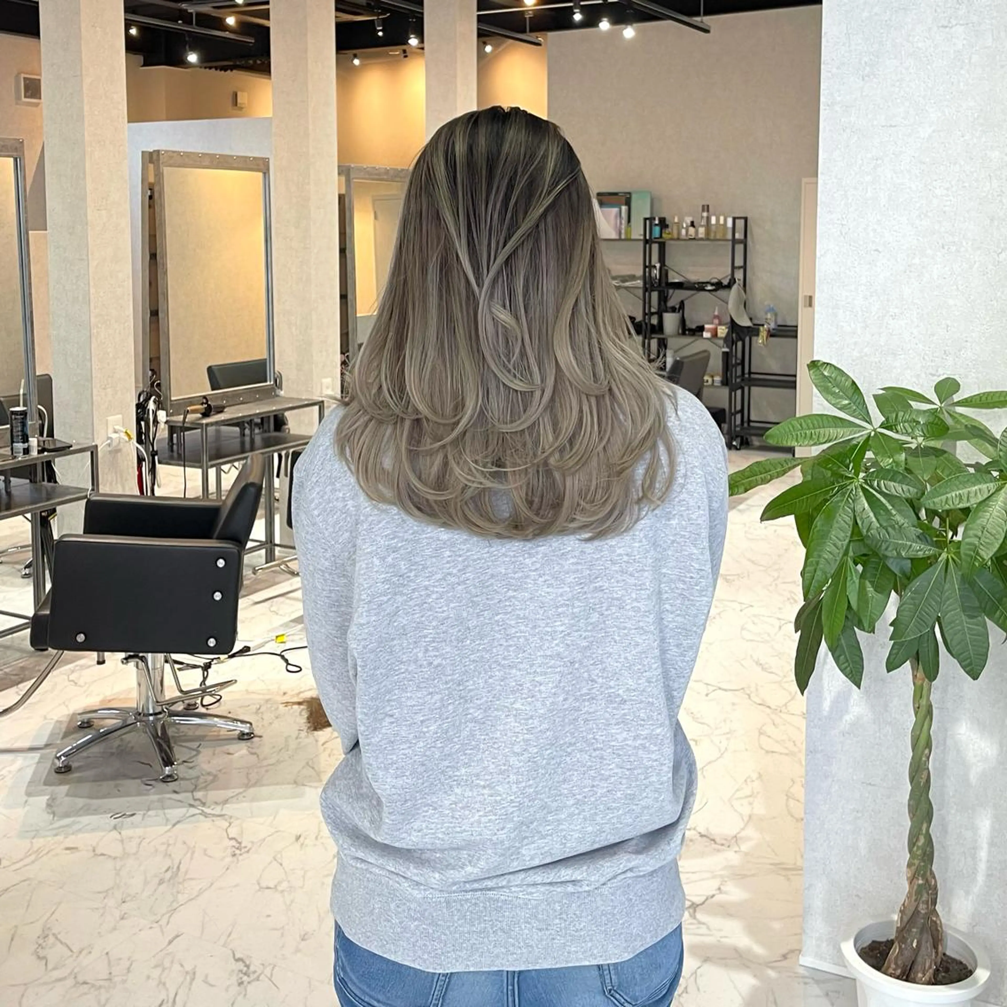 ミディアム カラー ヘアアレンジ バレイヤージュ デザインカラー ハイライトカラー 外国人風カラー ハイライト カット ヘアカラー トリートメント アンドウ ユウ/ レイヤーカット/韓国のヘアスタイル