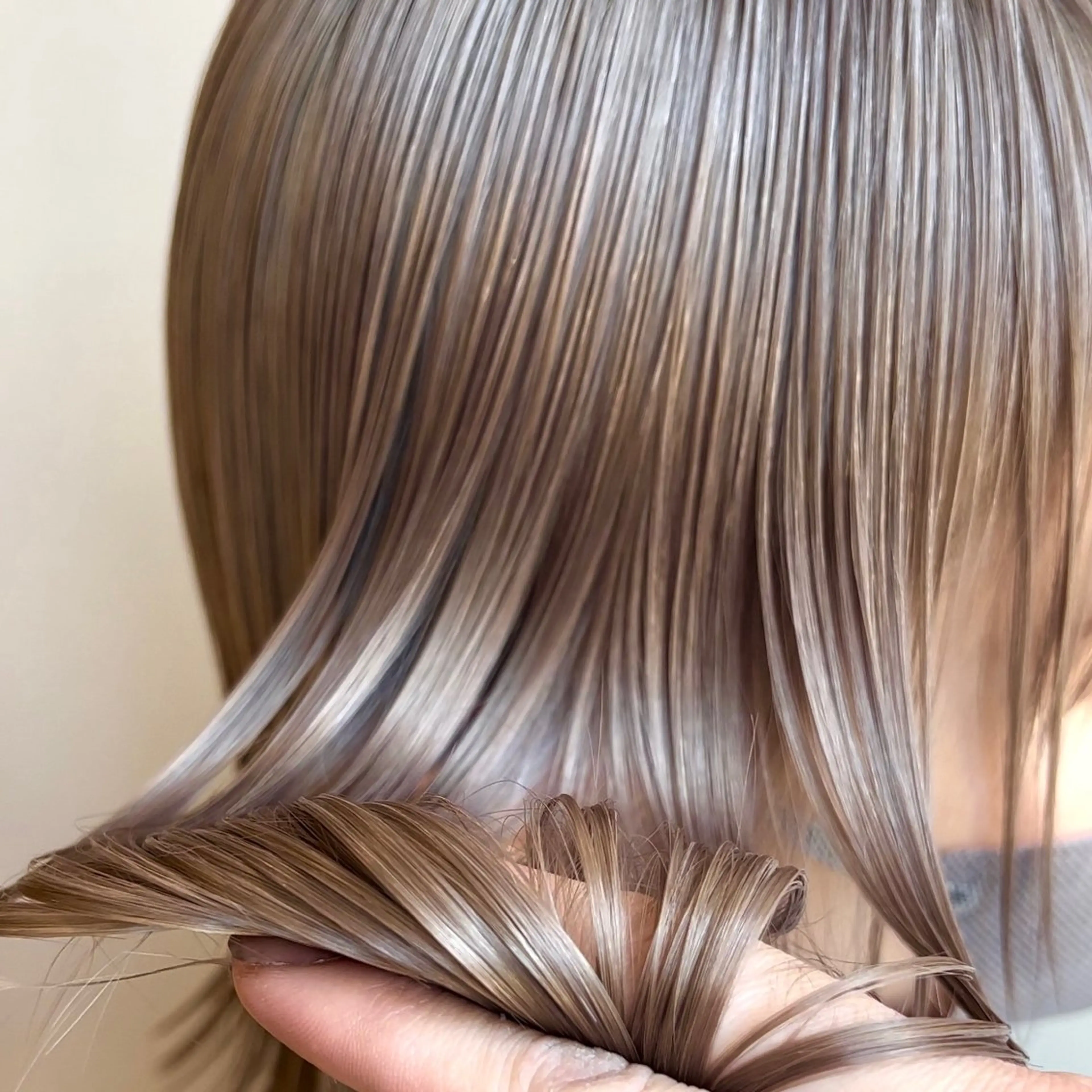 セミロング カラー アッシュ アッシュブラウン ブリーチ ブラウンカラー ケアブリーチ ヘアカラー トリートメント ヘアセット レイヤー専門家 ダブルカラー修のヘアスタイル