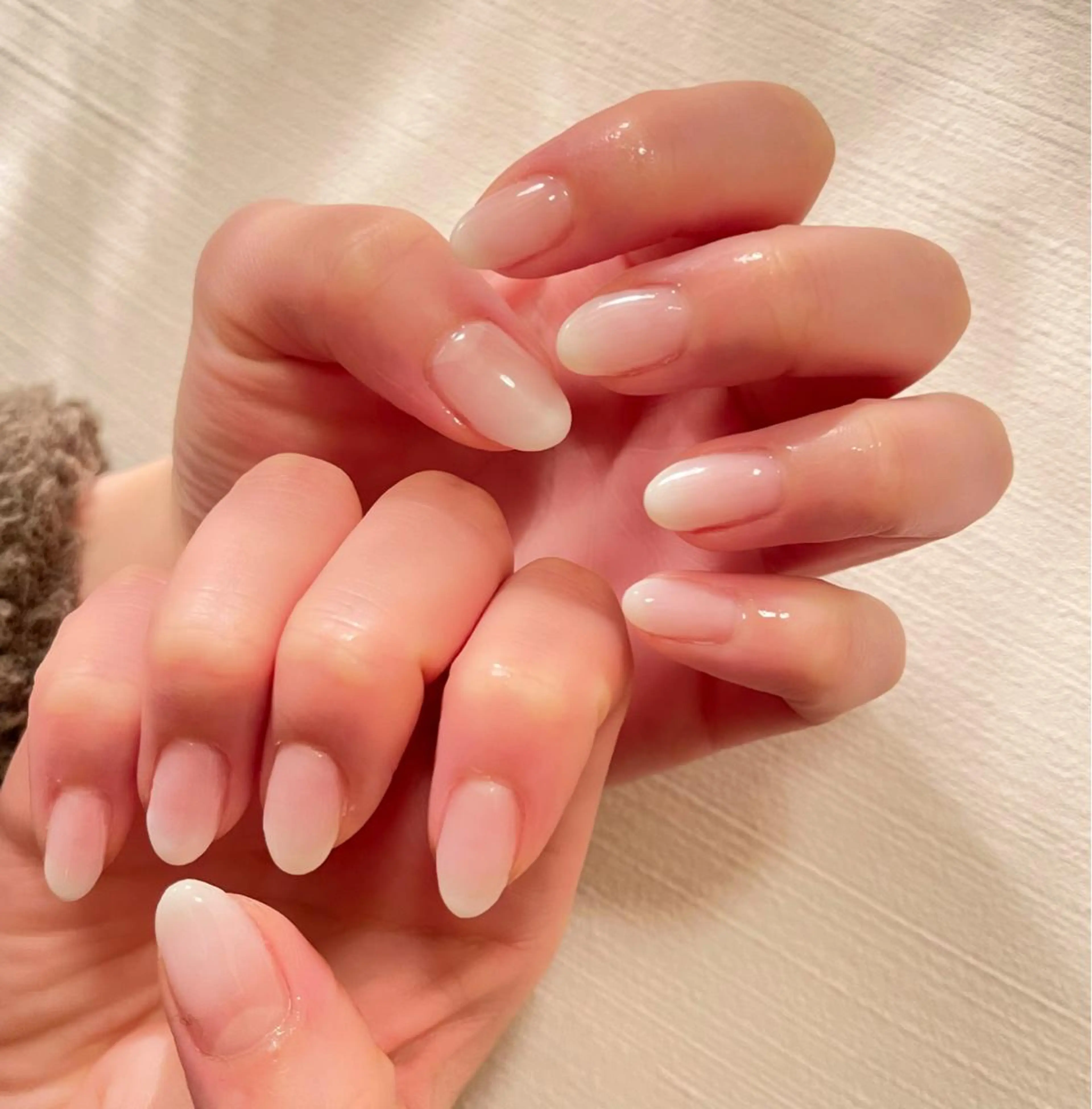 ミディアム ネイル グラデーション ホワイト BINEL REINAのネイルデザイン