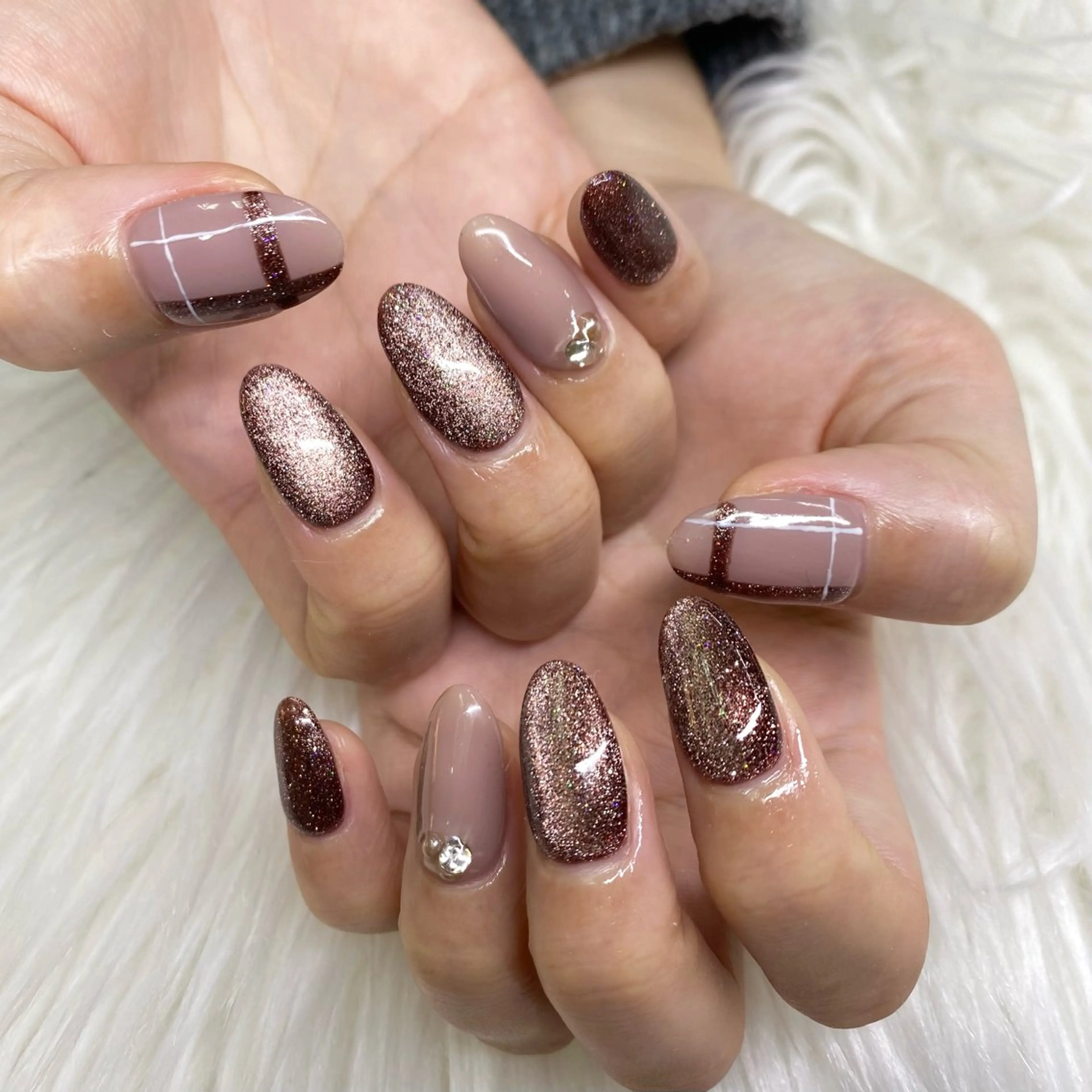 ネイル ブラウン フラッシュネイル フラッシュマグ キラキラネイル マグネットネイル ハンドネイル RaLa（ネイル&アイラッシュ）所属・🫧RaLa ⭐︎AYAKA🫧のネイルデザイン