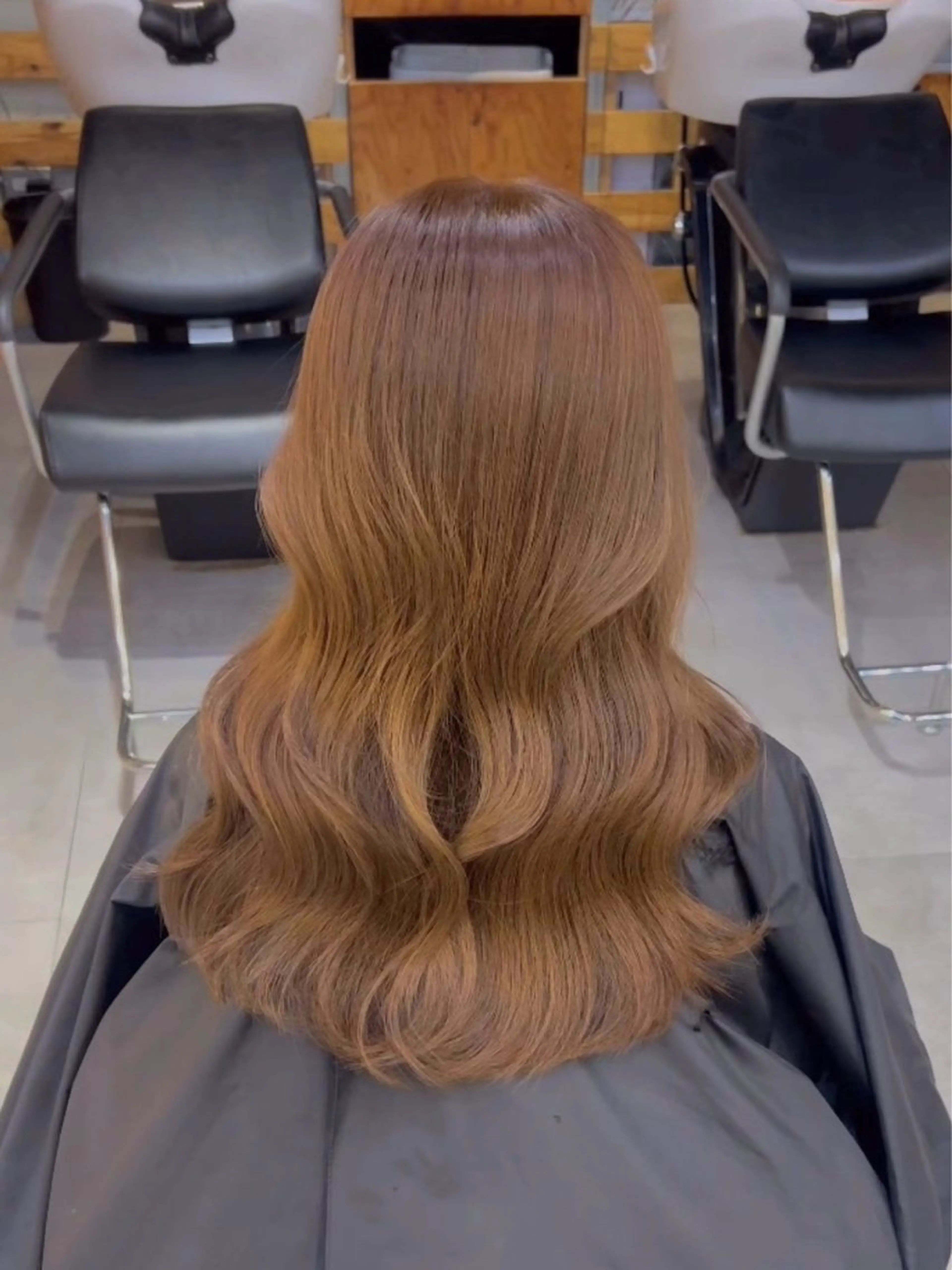 セミロング カラー パーマ アッシュ アッシュグレー アッシュグレージュ ベージュカラー 黒髪 カット ヘアカラー トリートメント ブリーチなし/ ベージュ/akiraのヘアスタイル