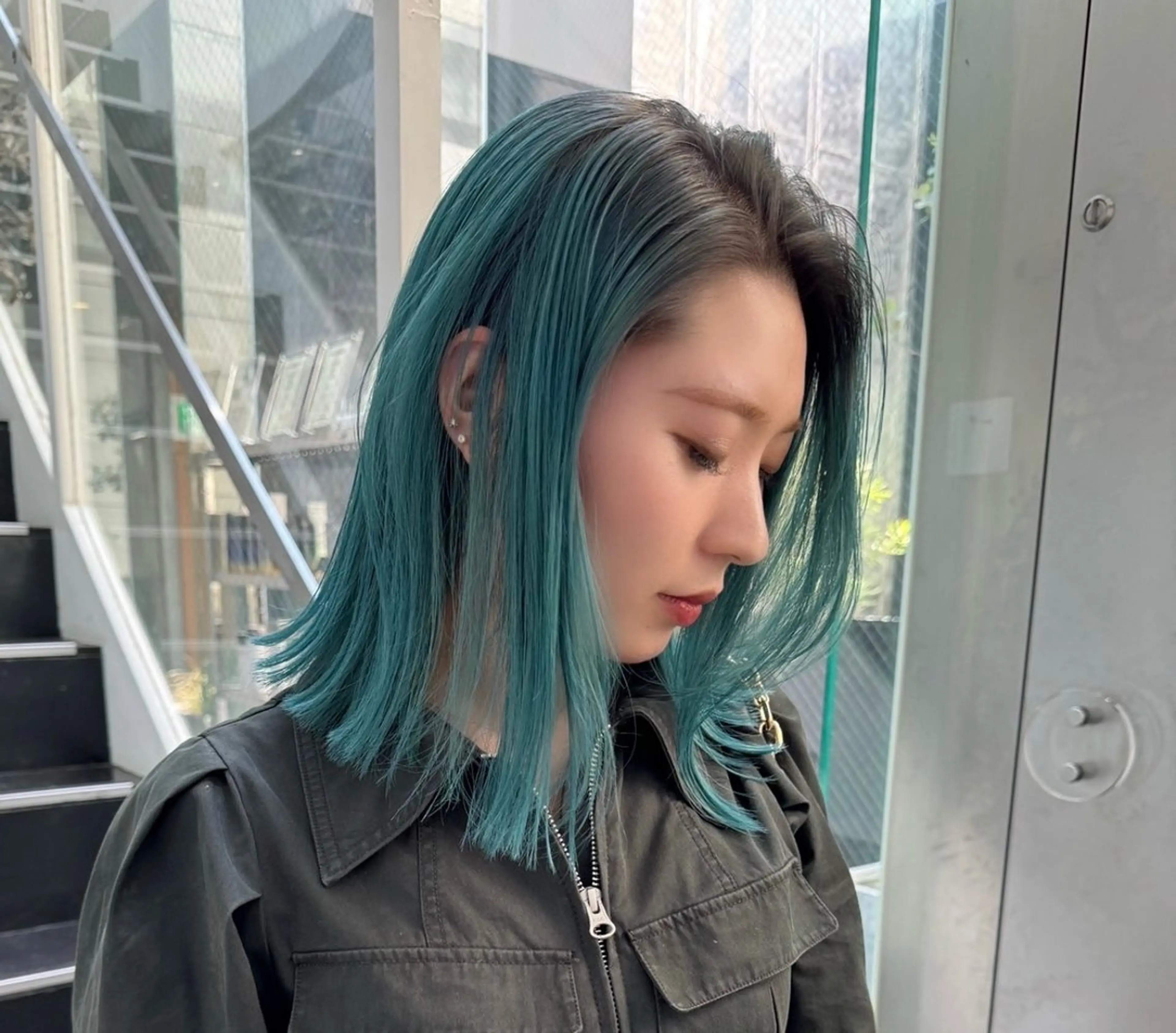 ミディアム カラー ブリーチ ダークグレー ダブルカラー ハイライトカラー ボブ カット ヘアカラー トリートメント CHERIEブリーチ ダブルカラー　天神のヘアスタイル