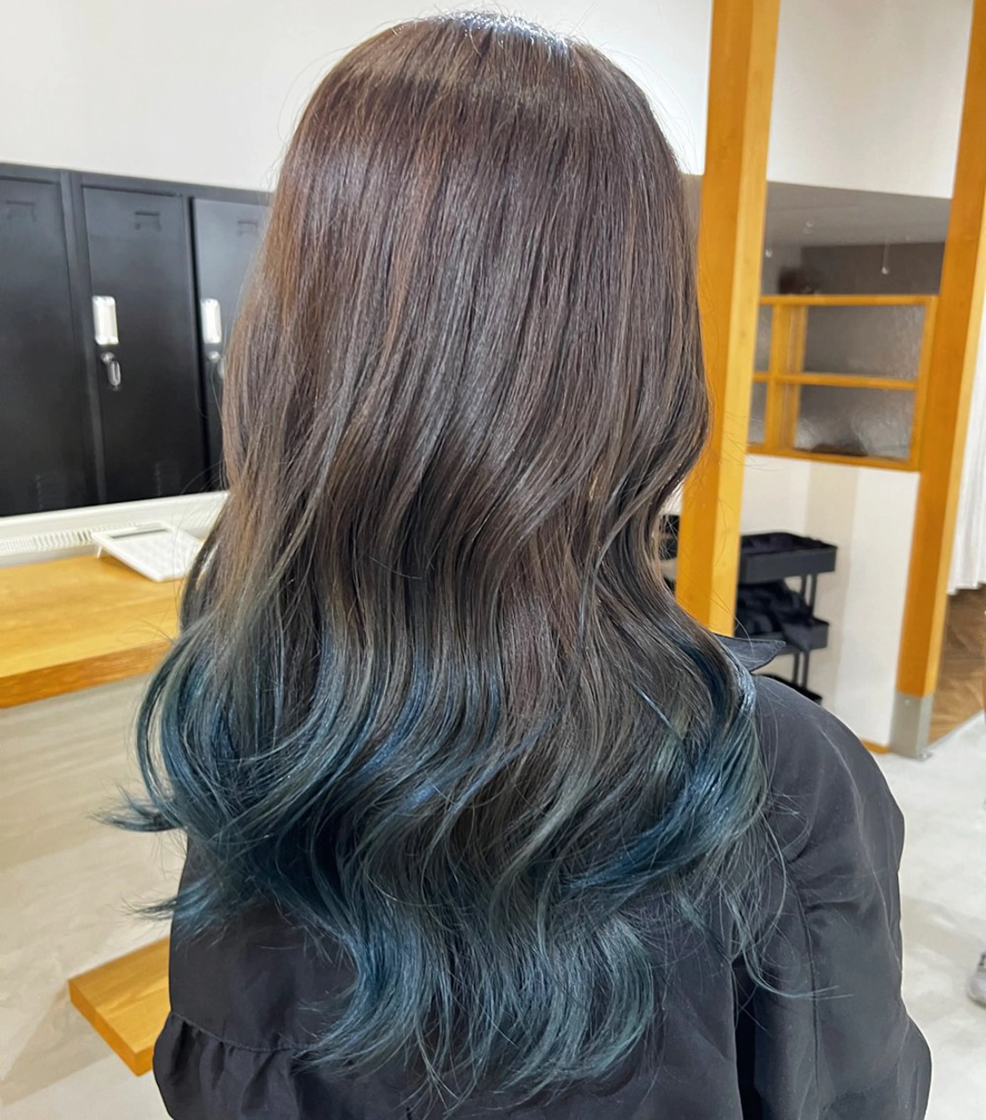 ロング カラー ブリーチ ブルーカラー ブラウンカラー くすみブラウン 浅岡 みちるのヘアスタイル