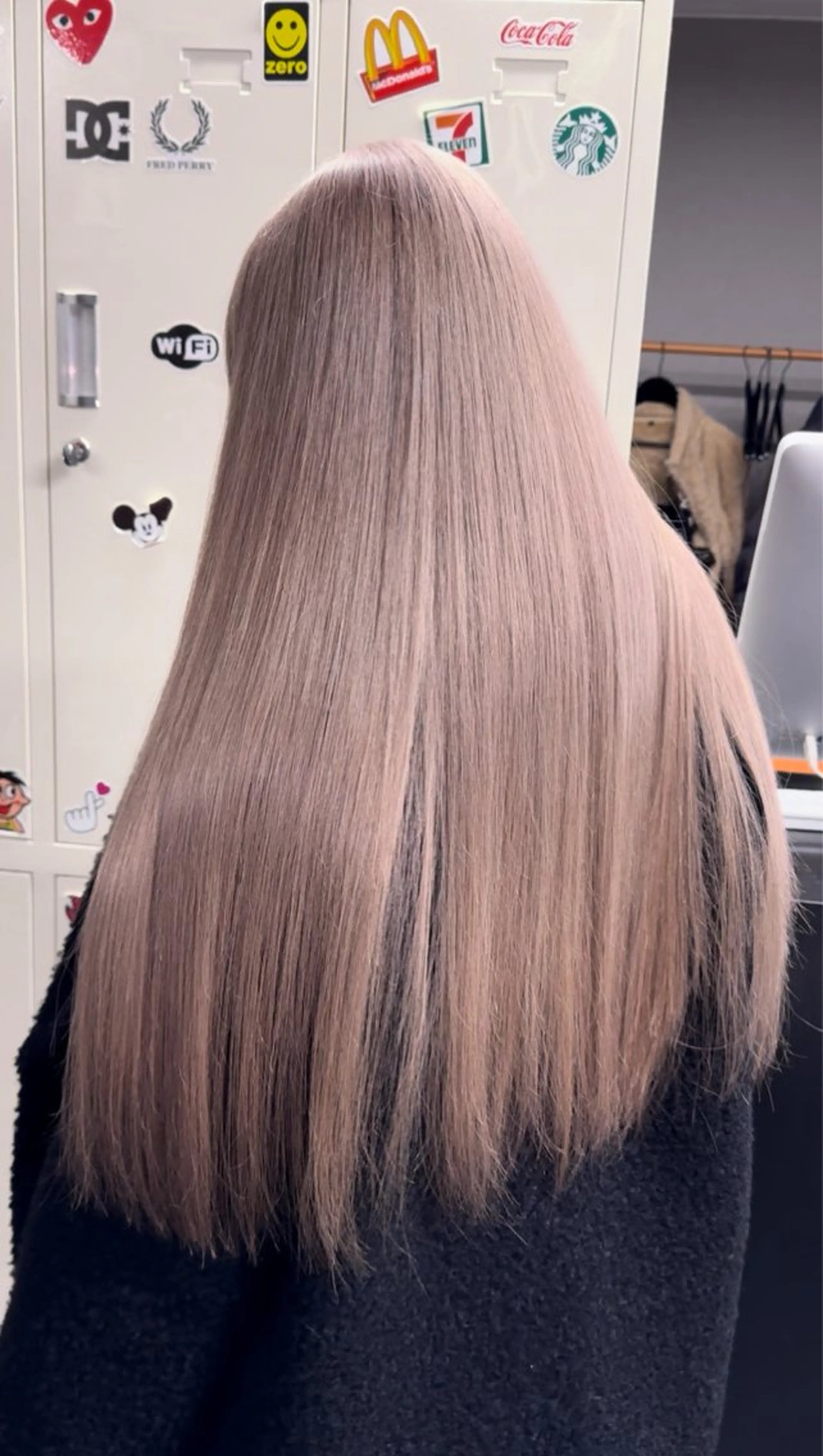 ロング カラー ヘアアレンジ ホワイトカラー/ ピンクベージュにったのヘアスタイル