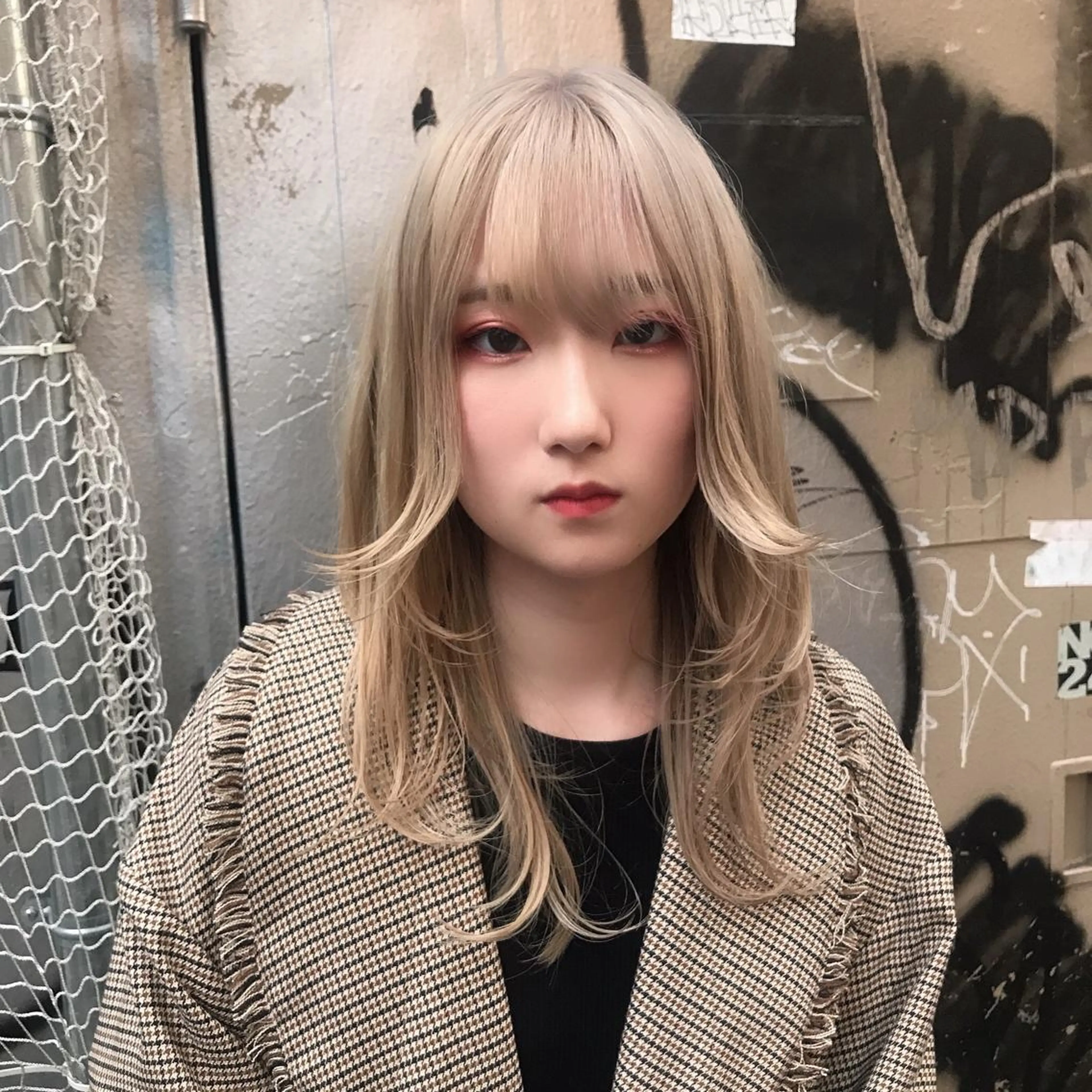 セミロング カラー ベージュカラー ホワイトベージュ ウルフカット ヘアカラー ホワイト&レイヤーカ ットエクステ長畠俊輔のヘアスタイル