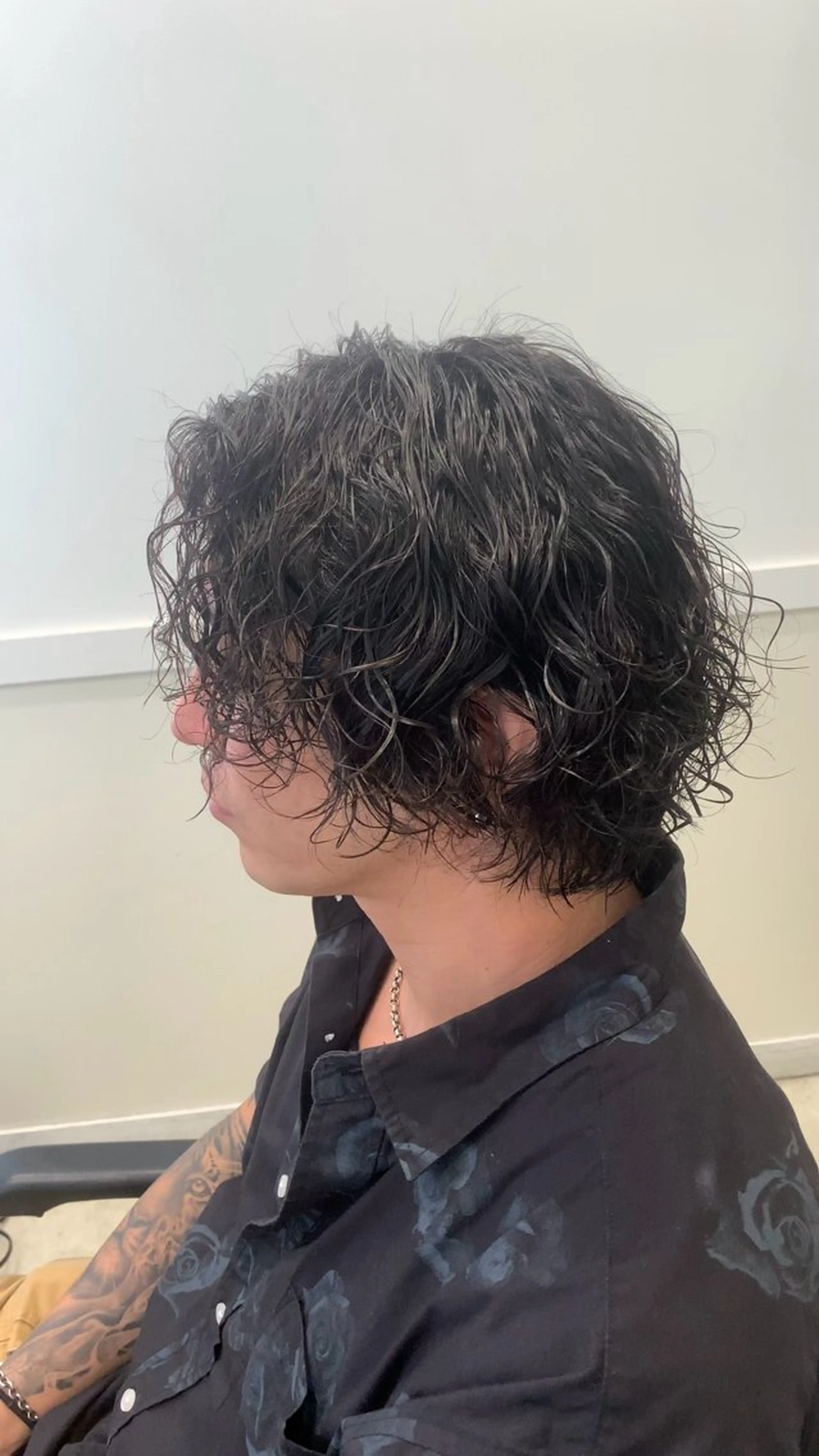 ミディアム パーマ メンズ ミディアムパーマ アップバング メンズブリーチ センターパート フェードカット カット パーマ トリートメント クセを最大限に活かす メンズパーマ奈良大祐のヘアスタイル