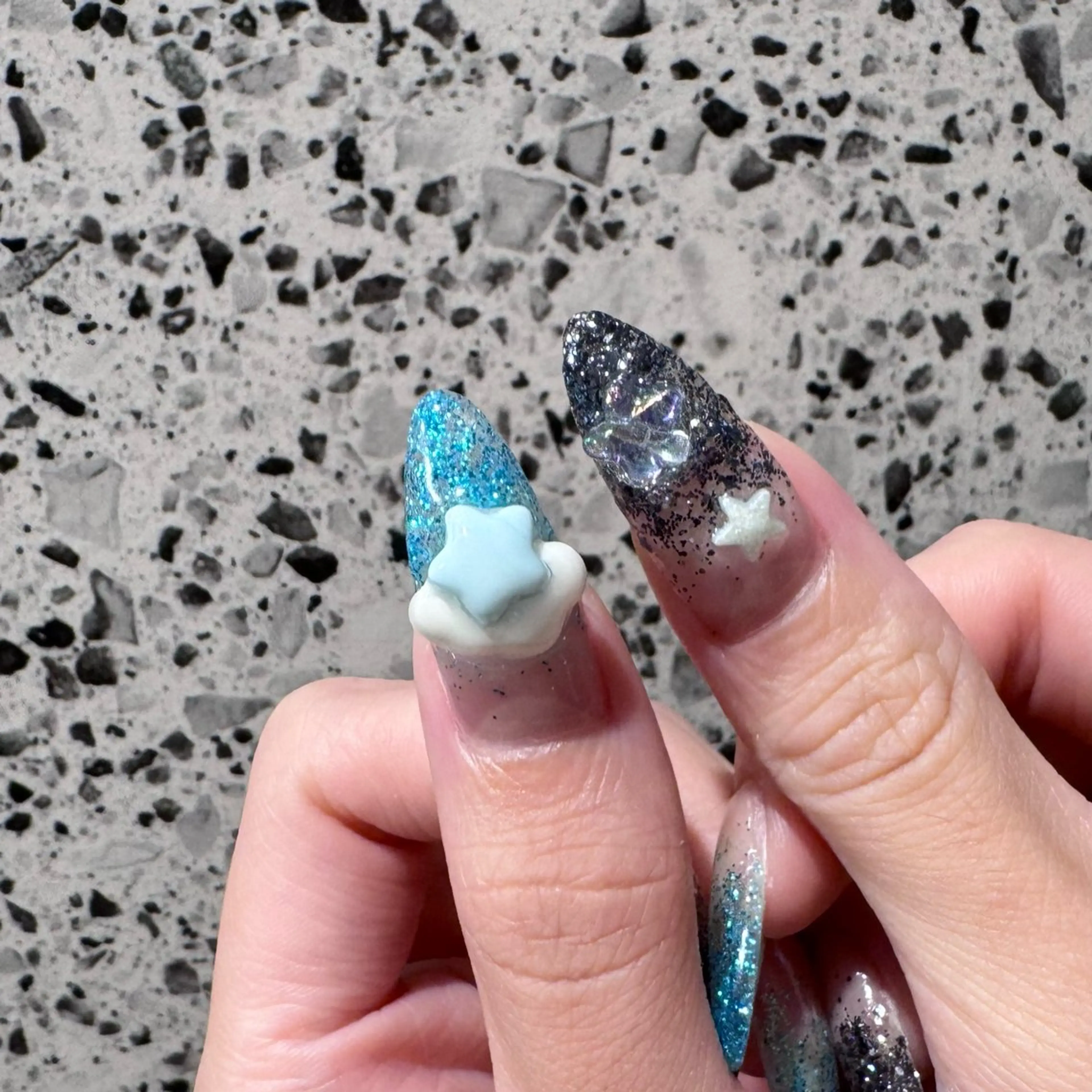 ネイル グラデーション ラメ(グリッター) ラメグラデーション ハンドネイル RIEKO🍒 ワンホン♡推しネイルのネイルデザイン