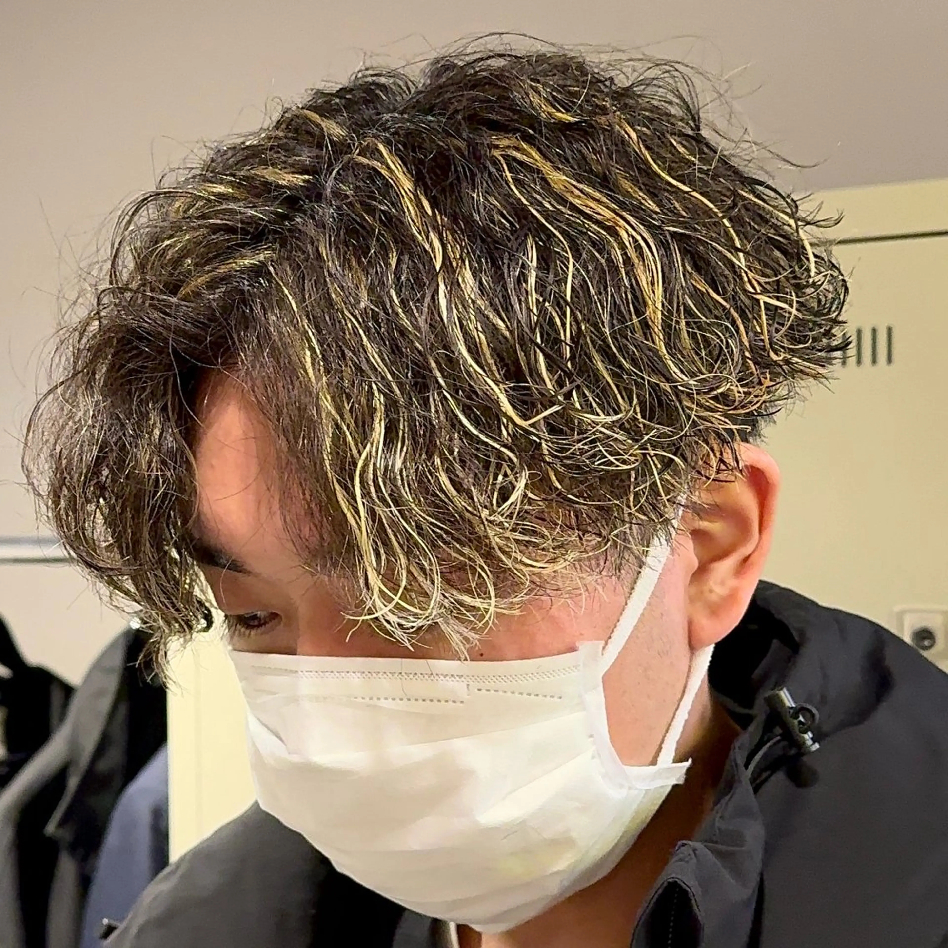 ミディアム カラー パーマ ヘアアレンジ メンズ ミディアムパーマ センターパート メンズハイライト メンズメッシュ メンズパーマ カット ヘアカラー パーマ ヘッドスパ ヘアセット 顔まわりカット の達人のヘアスタイル