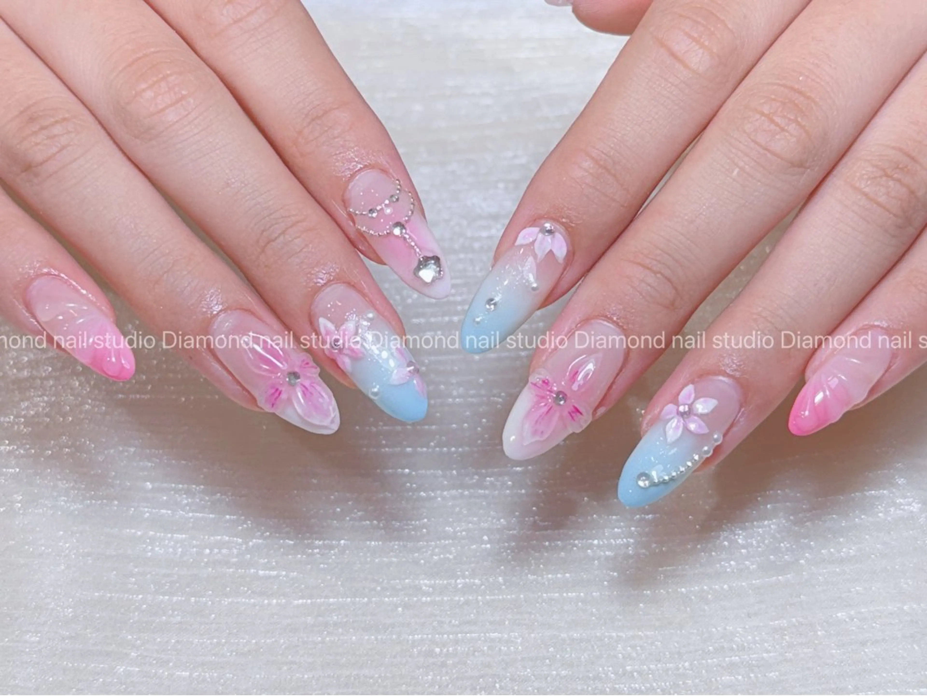 ネイル アートネイル オーロラネイル フラッシュネイル ガーリー キラキラネイル ハンドネイル Una NAILMANAMIのネイルデザイン